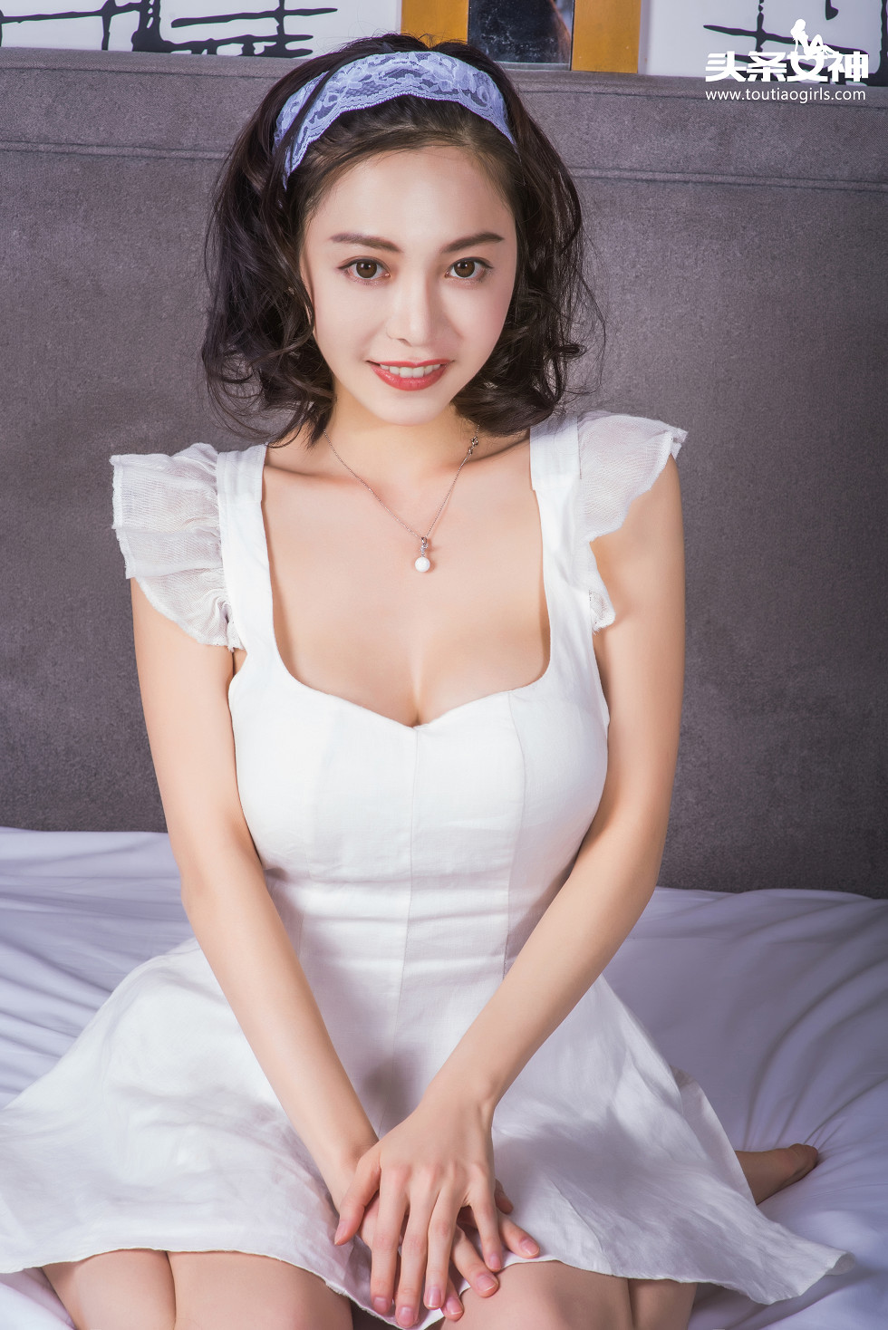 [Toutiao头条女神]No.209_嫩模小爱白色低胸连身裙秀美乳居家人妻诱惑写真26P_极品性感美女