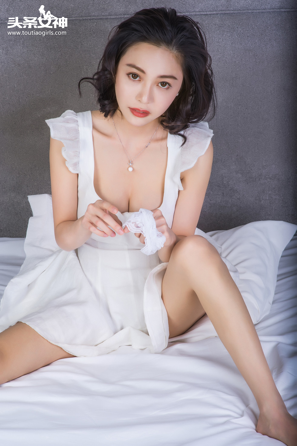 [Toutiao头条女神]No.209_嫩模小爱白色低胸连身裙秀美乳居家人妻诱惑写真26P_极品性感美女