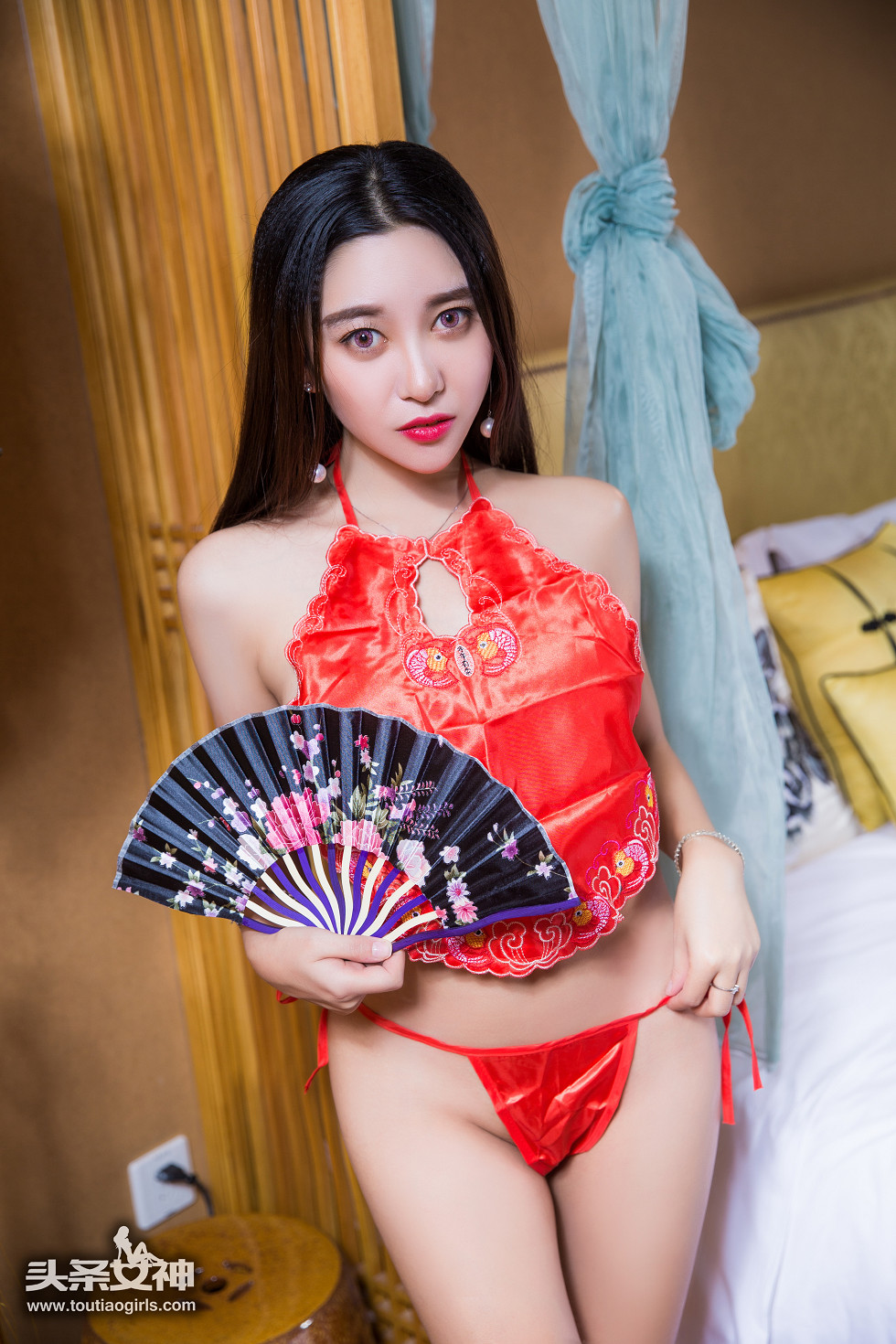 [Toutiao头条女神]No.290_嫩模李梓熙居家私房红色肚兜秀圆润美乳诱惑写真40P_极品性感美女