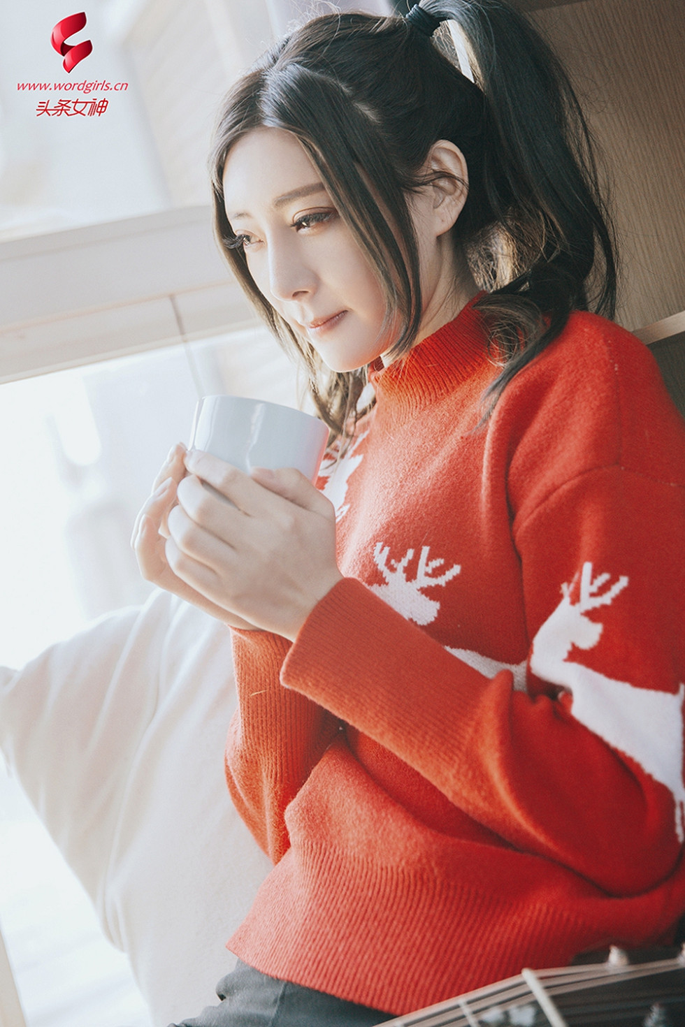 [Toutiao头条女神]No.687_嫩模莫晓希红色毛衣的吉他小美女清爽写真9P_极品性感美女