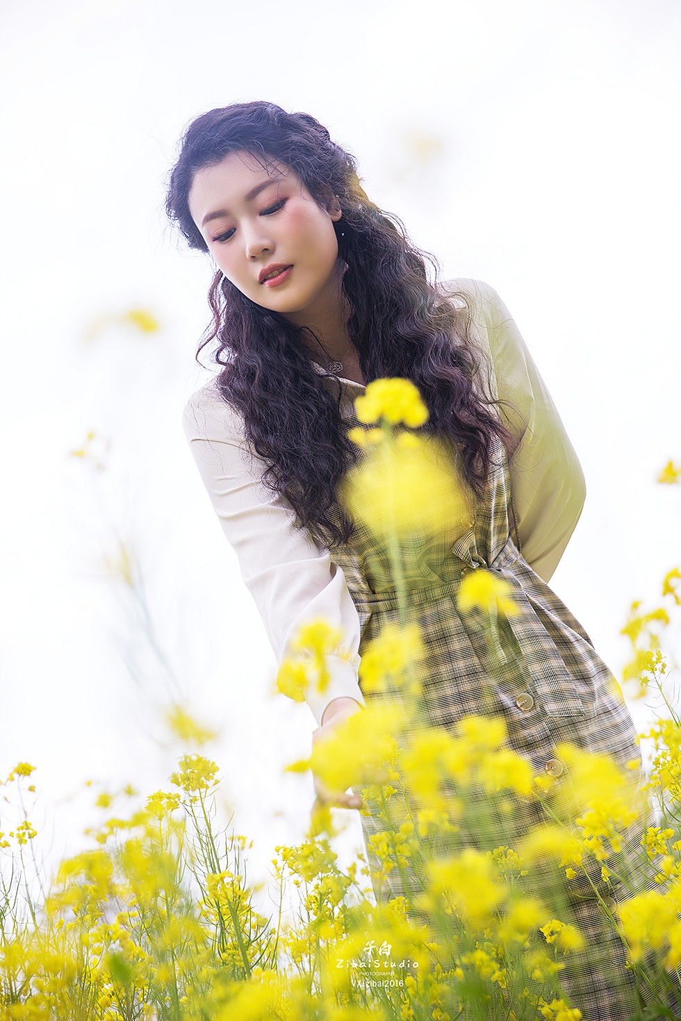 [Toutiao头条女神]No.826_嫩模钟晴户外油菜花丛中格子连身裙靓丽迷人写真9P_极品性感美女