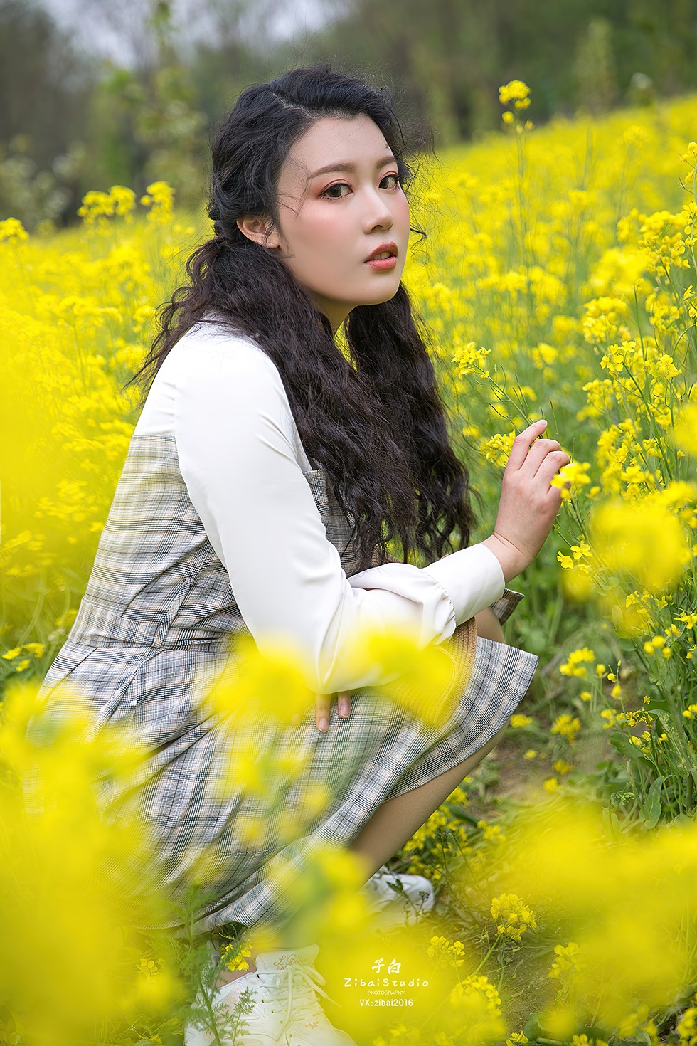 [Toutiao头条女神]No.826_嫩模钟晴户外油菜花丛中格子连身裙靓丽迷人写真9P_极品性感美女