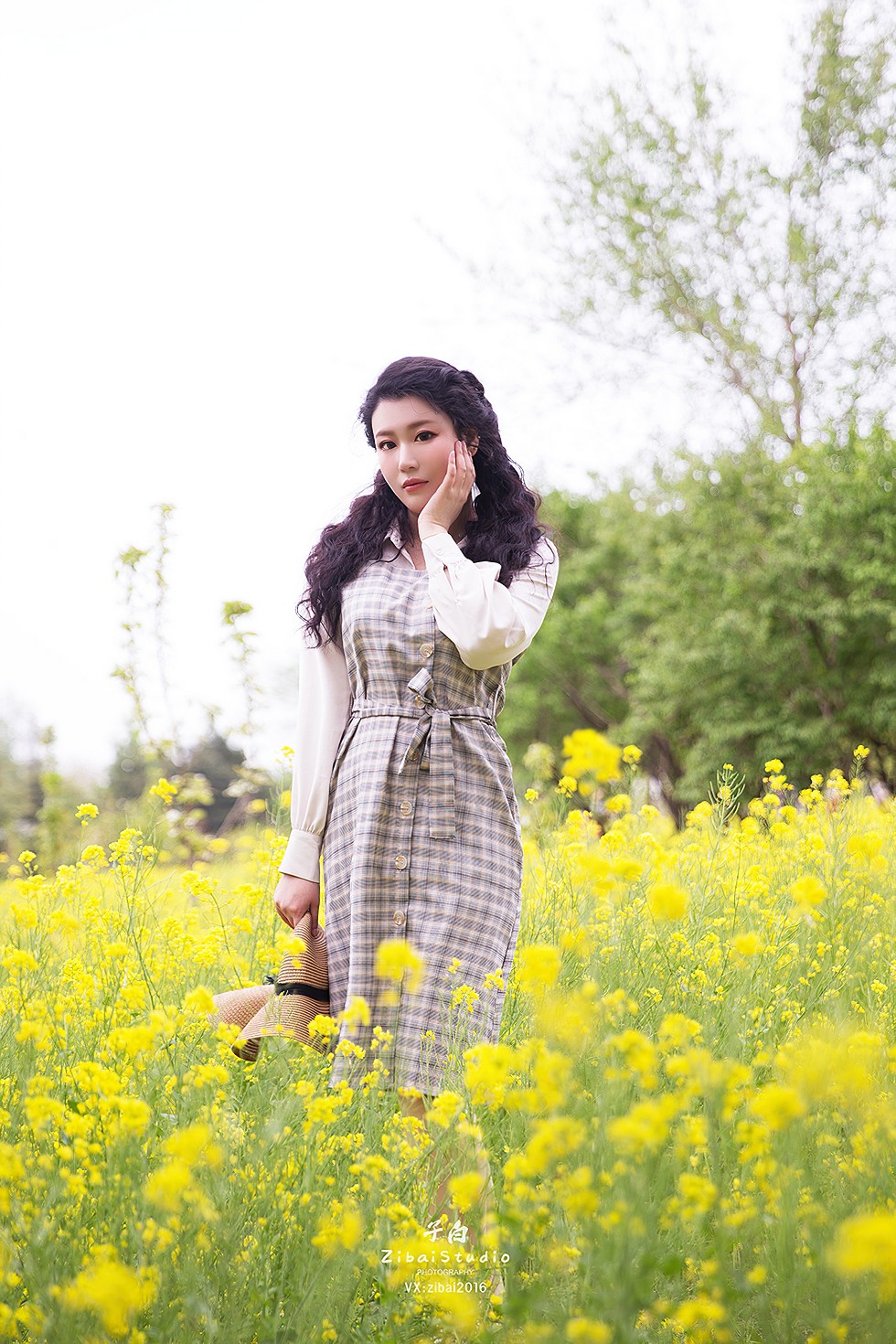 [Toutiao头条女神]No.826_嫩模钟晴户外油菜花丛中格子连身裙靓丽迷人写真9P_极品性感美女