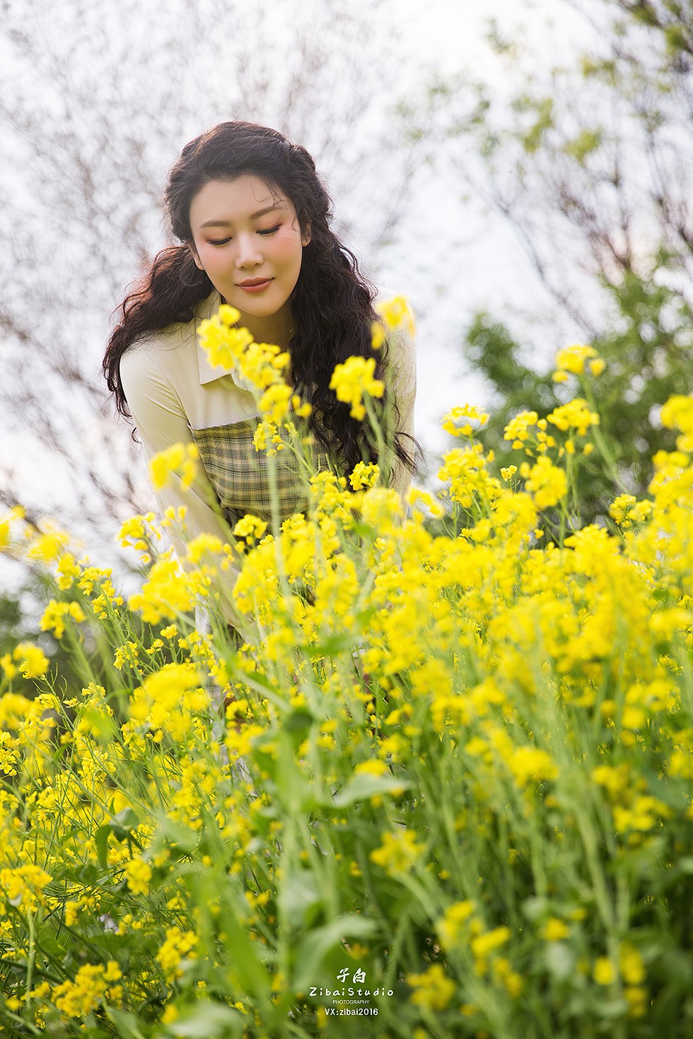 [Toutiao头条女神]No.826_嫩模钟晴户外油菜花丛中格子连身裙靓丽迷人写真9P_极品性感美女