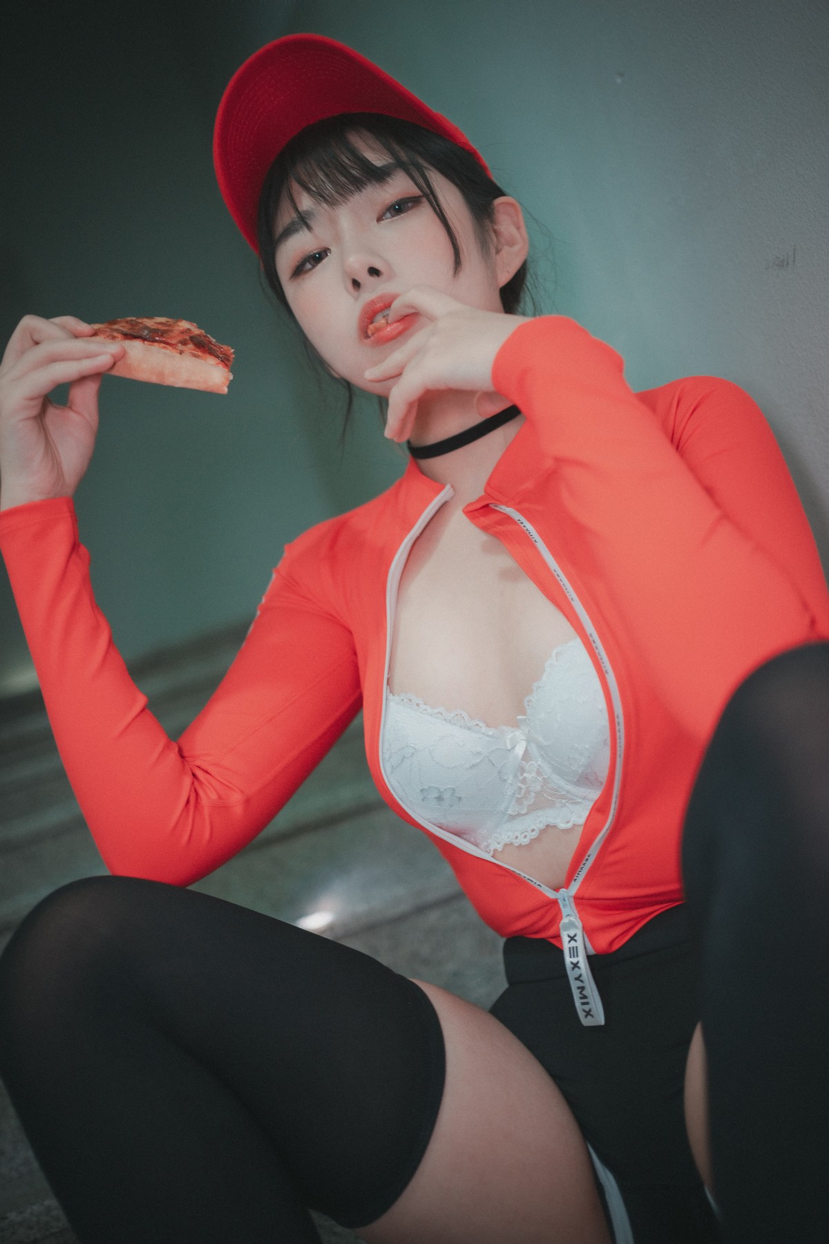 [DJAWA]No.185_模特Sonson_Pizza Girl主题私房脱红色运动服露白色蕾丝内衣诱惑写真71P_极品性感美女