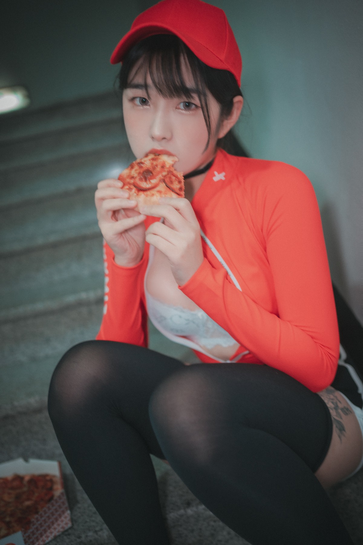 [DJAWA]No.185_模特Sonson_Pizza Girl主题私房脱红色运动服露白色蕾丝内衣诱惑写真71P_极品性感美女