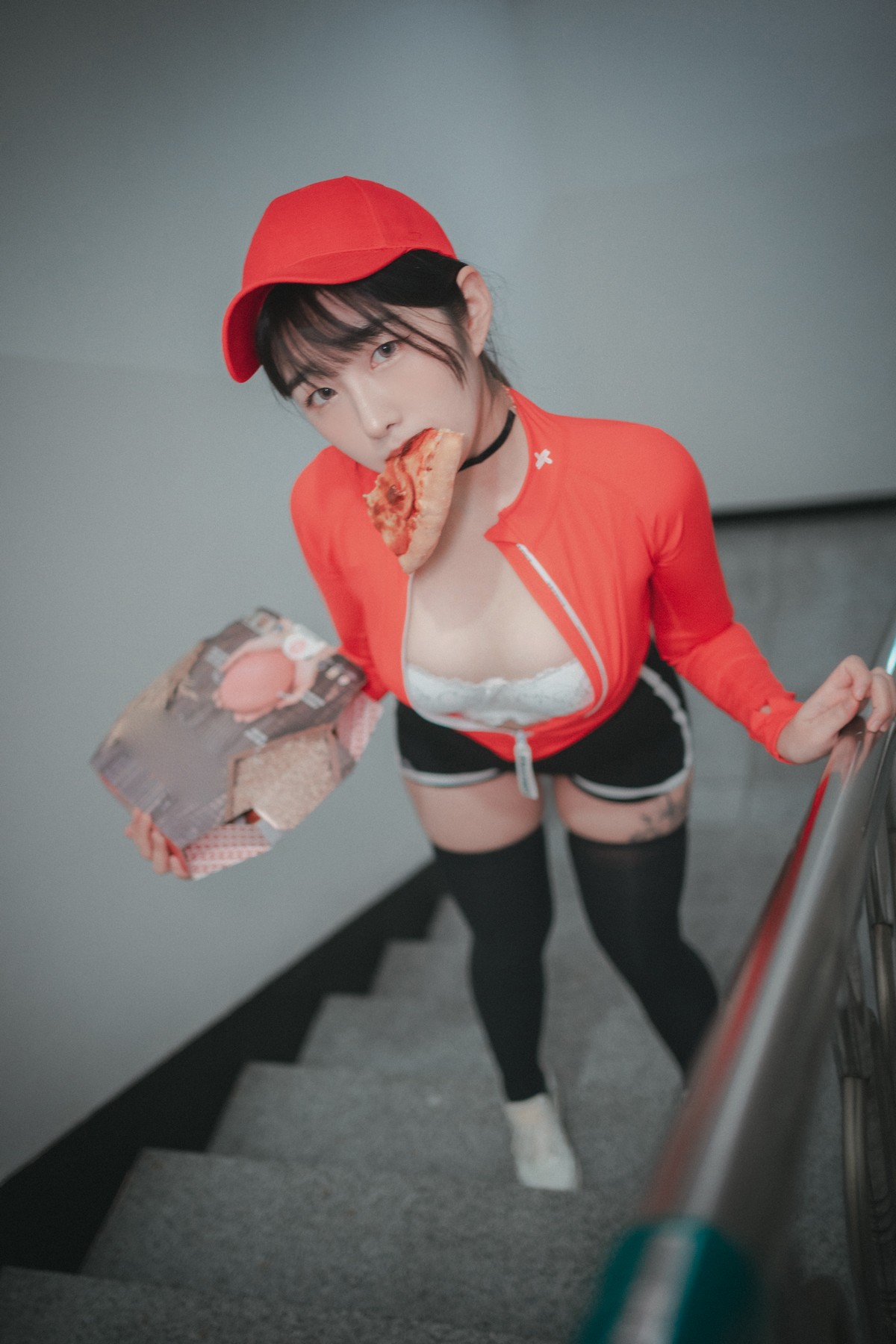 [DJAWA]No.185_模特Sonson_Pizza Girl主题私房脱红色运动服露白色蕾丝内衣诱惑写真71P_极品性感美女