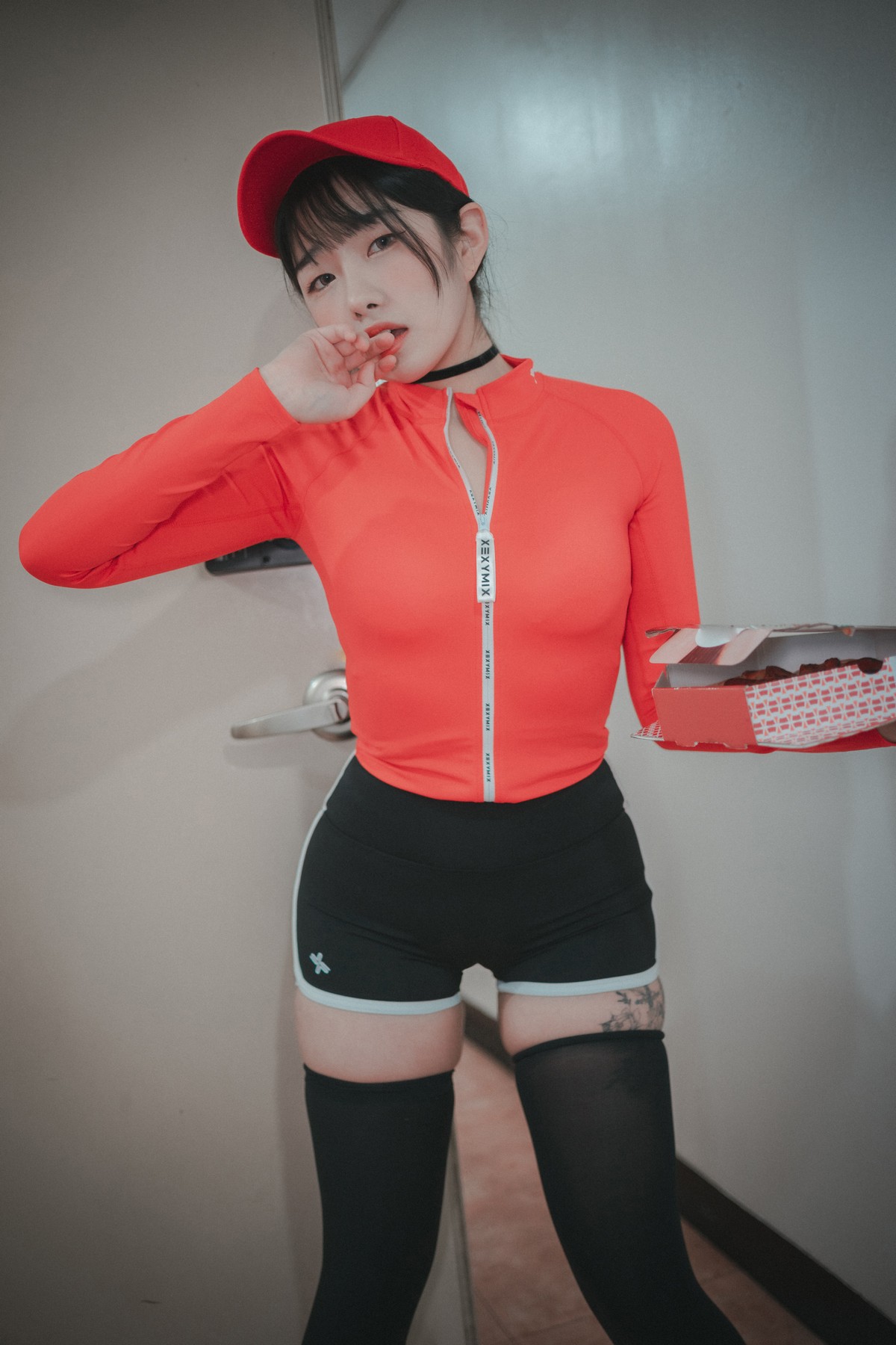 [DJAWA]No.185_模特Sonson_Pizza Girl主题私房脱红色运动服露白色蕾丝内衣诱惑写真71P_极品性感美女