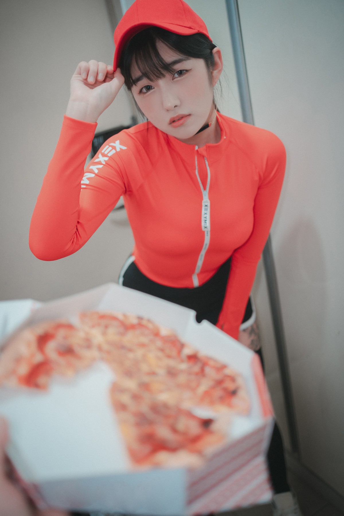 [DJAWA]No.185_模特Sonson_Pizza Girl主题私房脱红色运动服露白色蕾丝内衣诱惑写真71P_极品性感美女