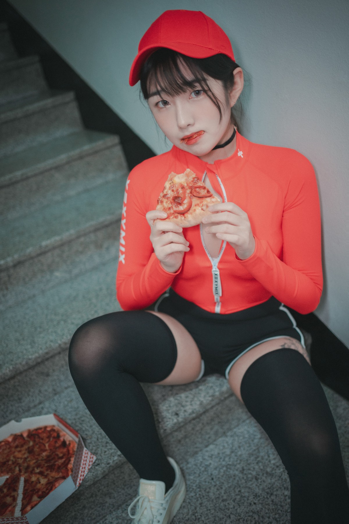 [DJAWA]No.185_模特Sonson_Pizza Girl主题私房脱红色运动服露白色蕾丝内衣诱惑写真71P_极品性感美女