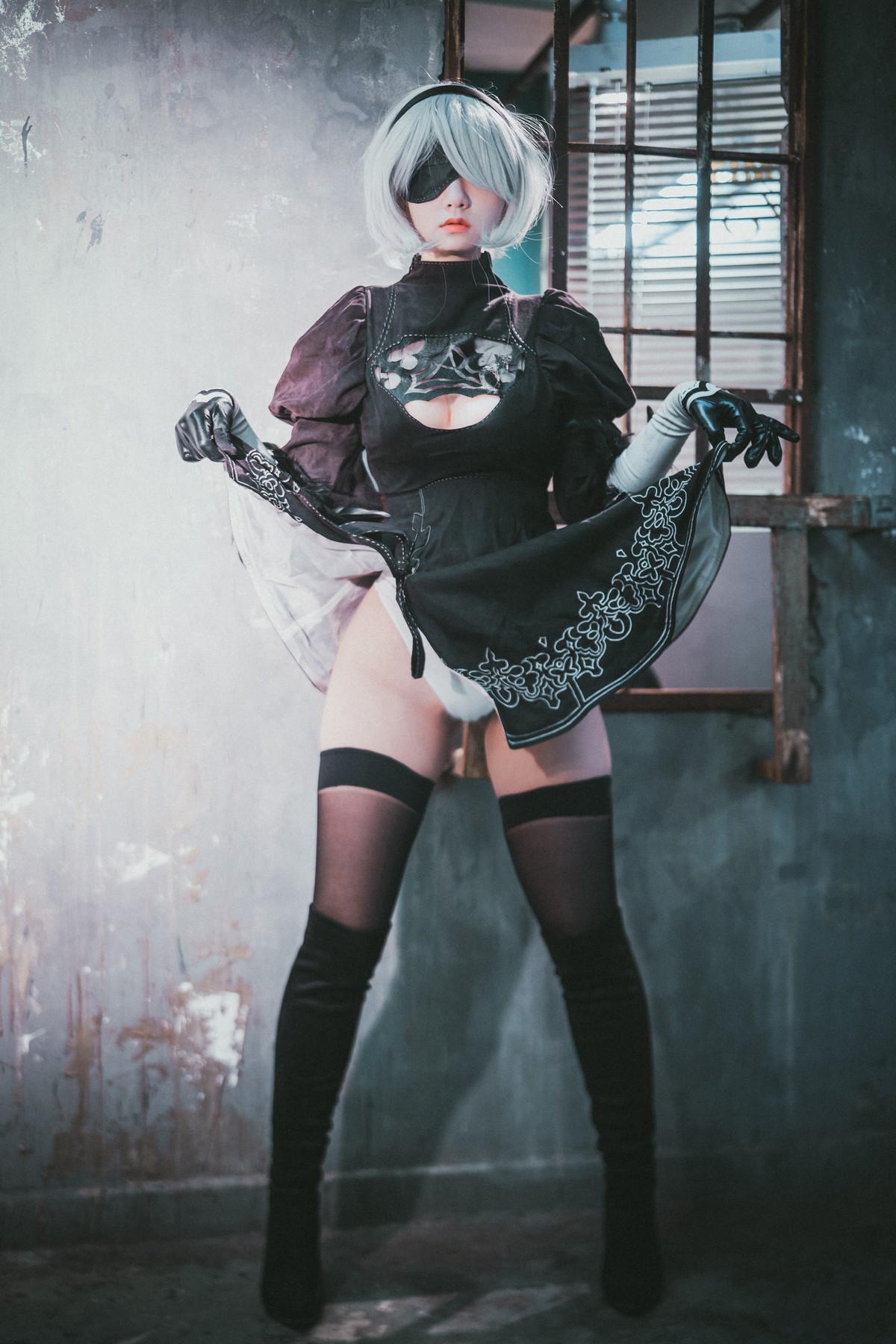 [DJAWA]No.131_模特Jenny_NieR Automata 2B主题黑色服饰露白色内裤秀翘臀诱惑写真47P_极品性感美女