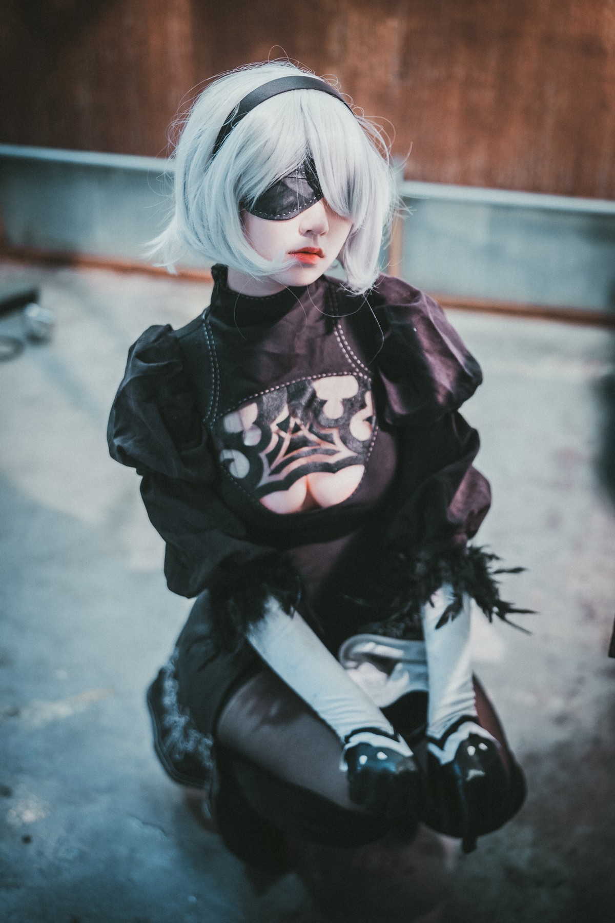 [DJAWA]No.131_模特Jenny_NieR Automata 2B主题黑色服饰露白色内裤秀翘臀诱惑写真47P_极品性感美女