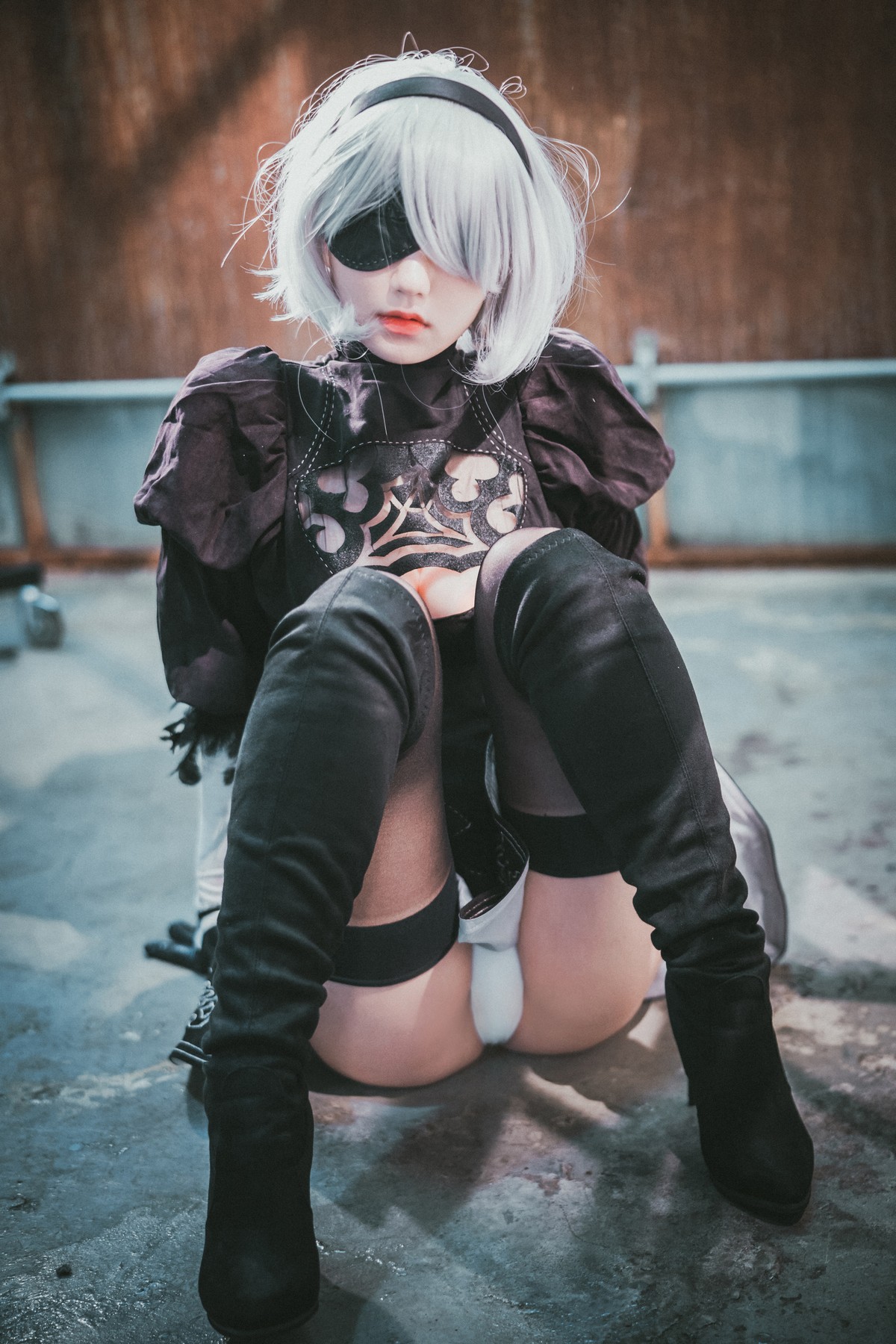 [DJAWA]No.131_模特Jenny_NieR Automata 2B主题黑色服饰露白色内裤秀翘臀诱惑写真47P_极品性感美女