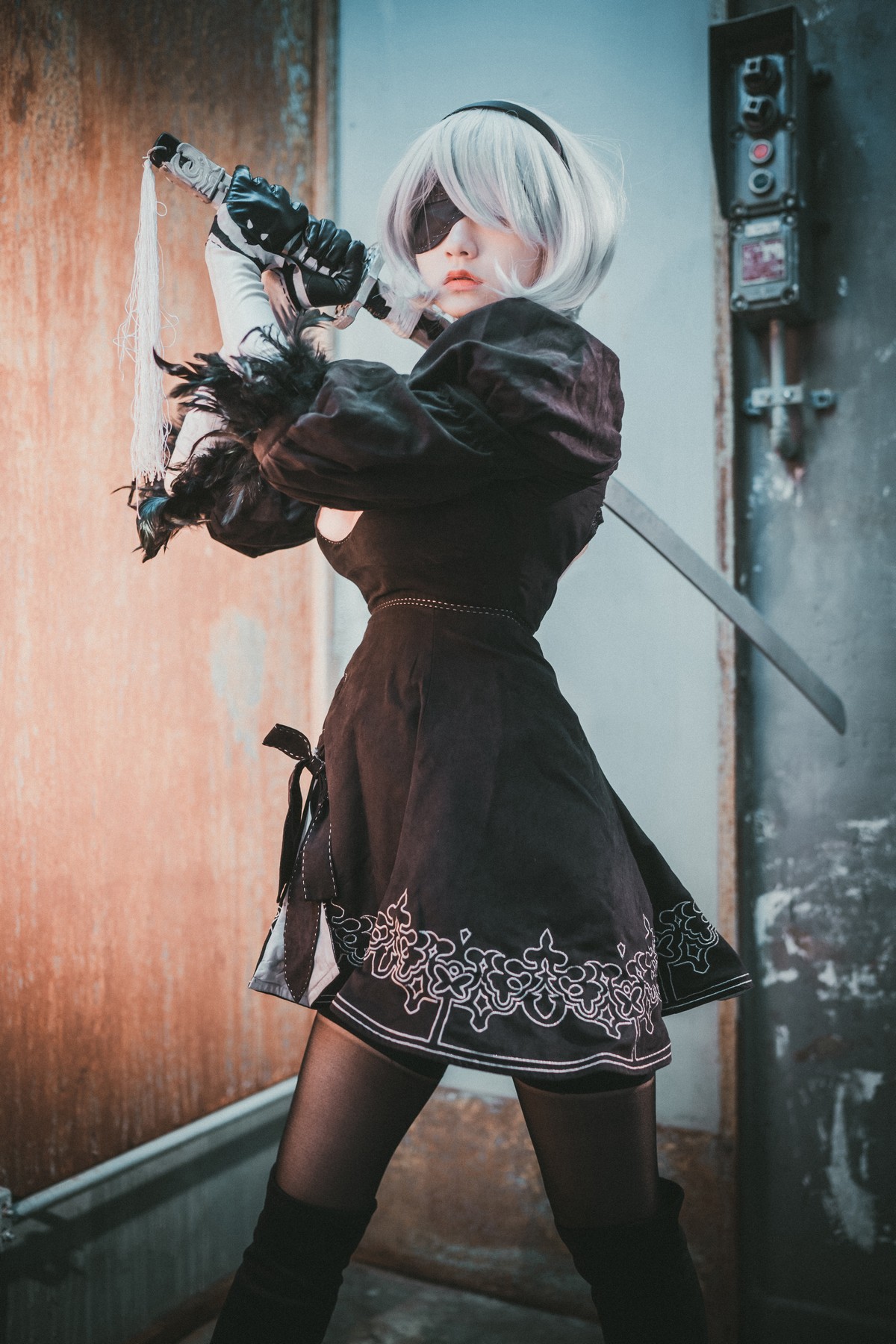 [DJAWA]No.131_模特Jenny_NieR Automata 2B主题黑色服饰露白色内裤秀翘臀诱惑写真47P_极品性感美女