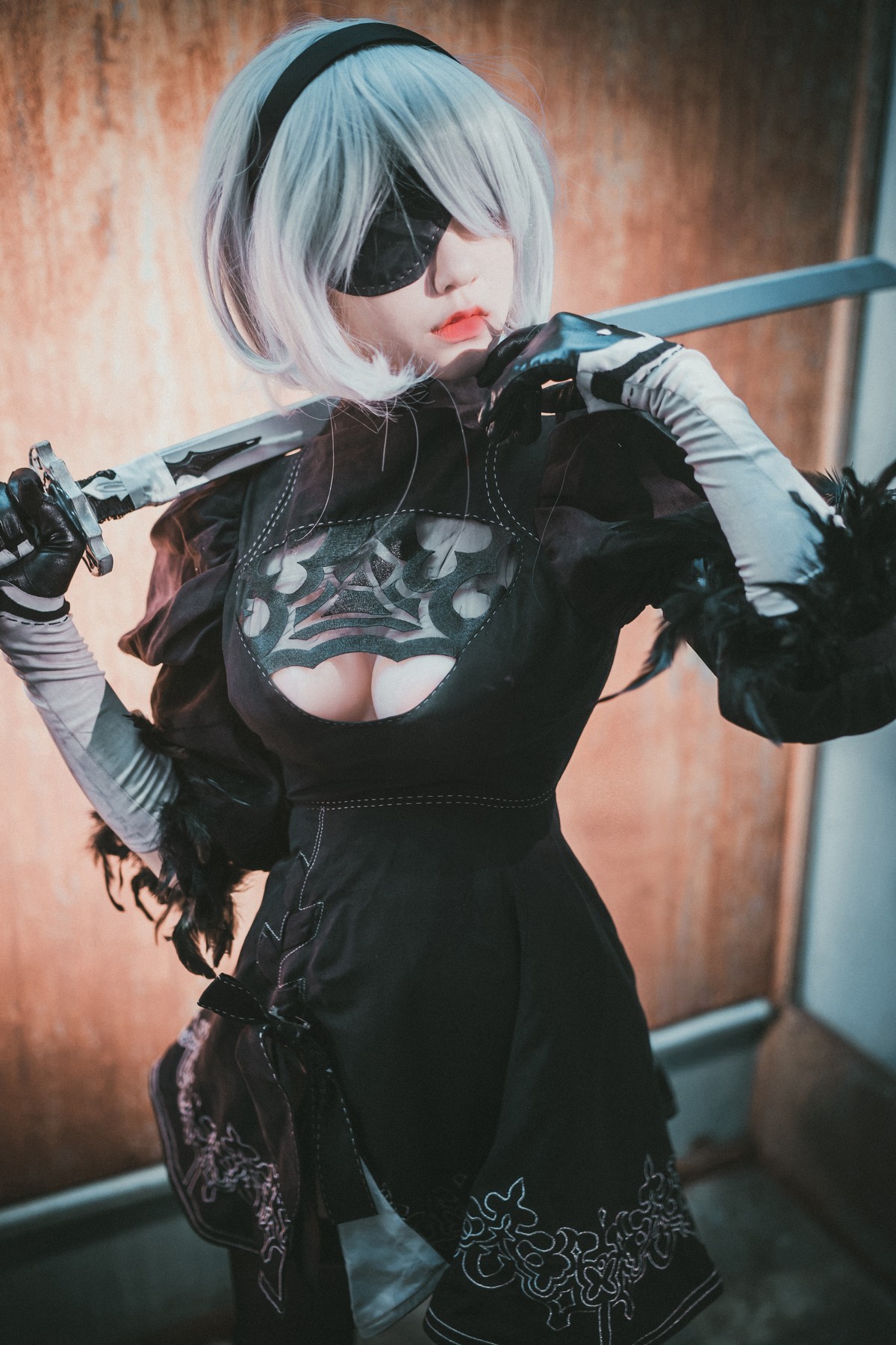 [DJAWA]No.131_模特Jenny_NieR Automata 2B主题黑色服饰露白色内裤秀翘臀诱惑写真47P_极品性感美女