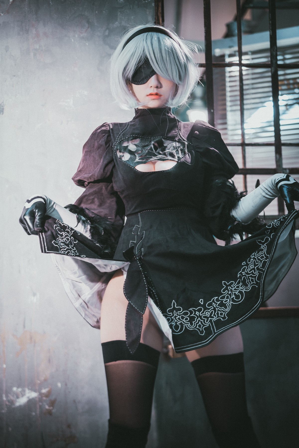 [DJAWA]No.131_模特Jenny_NieR Automata 2B主题黑色服饰露白色内裤秀翘臀诱惑写真47P_极品性感美女