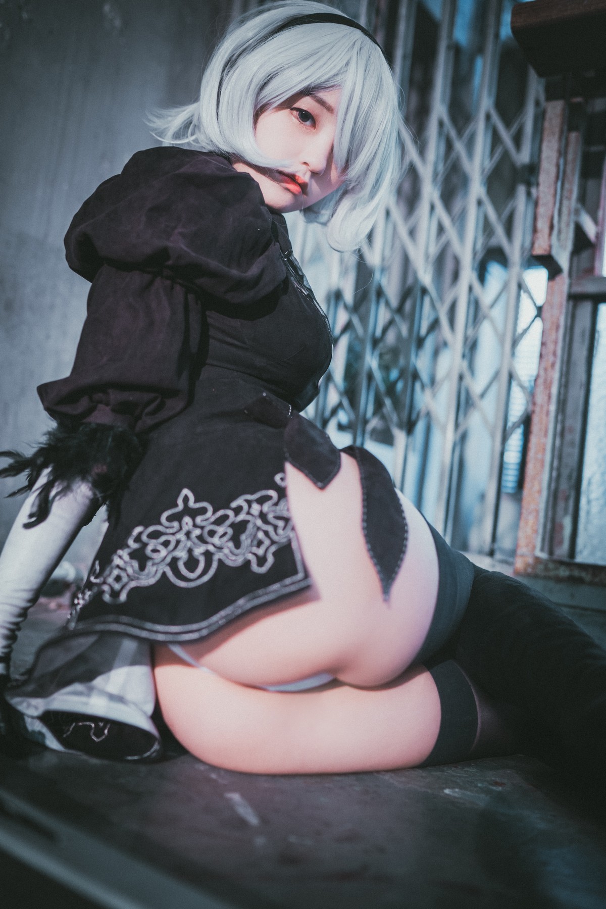 [DJAWA]No.131_模特Jenny_NieR Automata 2B主题黑色服饰露白色内裤秀翘臀诱惑写真47P_极品性感美女