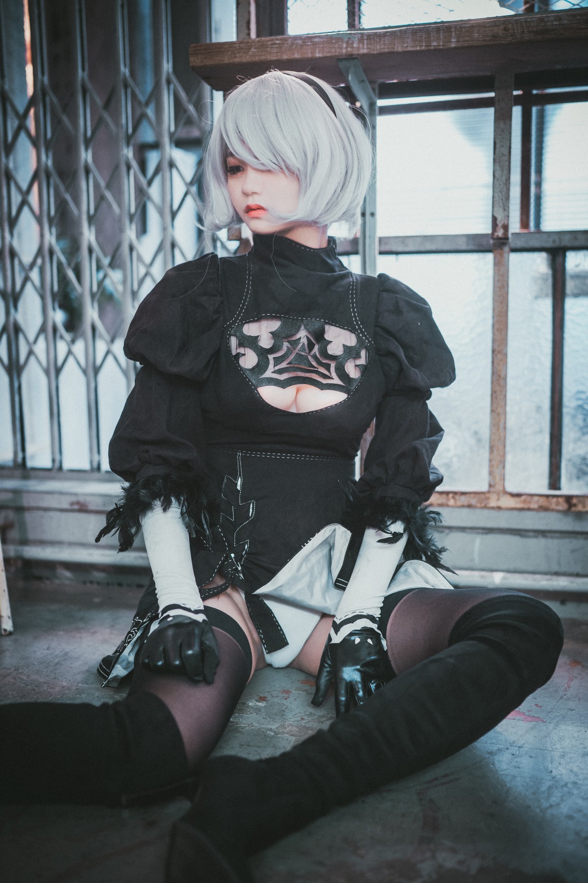 [DJAWA]No.131_模特Jenny_NieR Automata 2B主题黑色服饰露白色内裤秀翘臀诱惑写真47P_极品性感美女