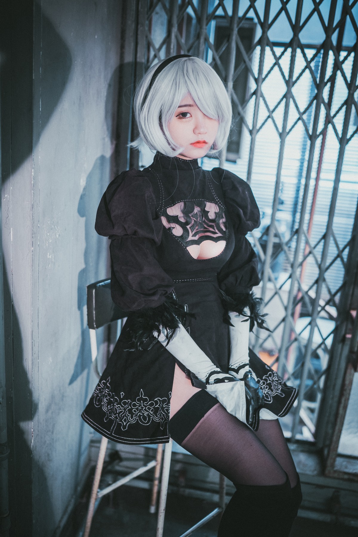 [DJAWA]No.131_模特Jenny_NieR Automata 2B主题黑色服饰露白色内裤秀翘臀诱惑写真47P_极品性感美女