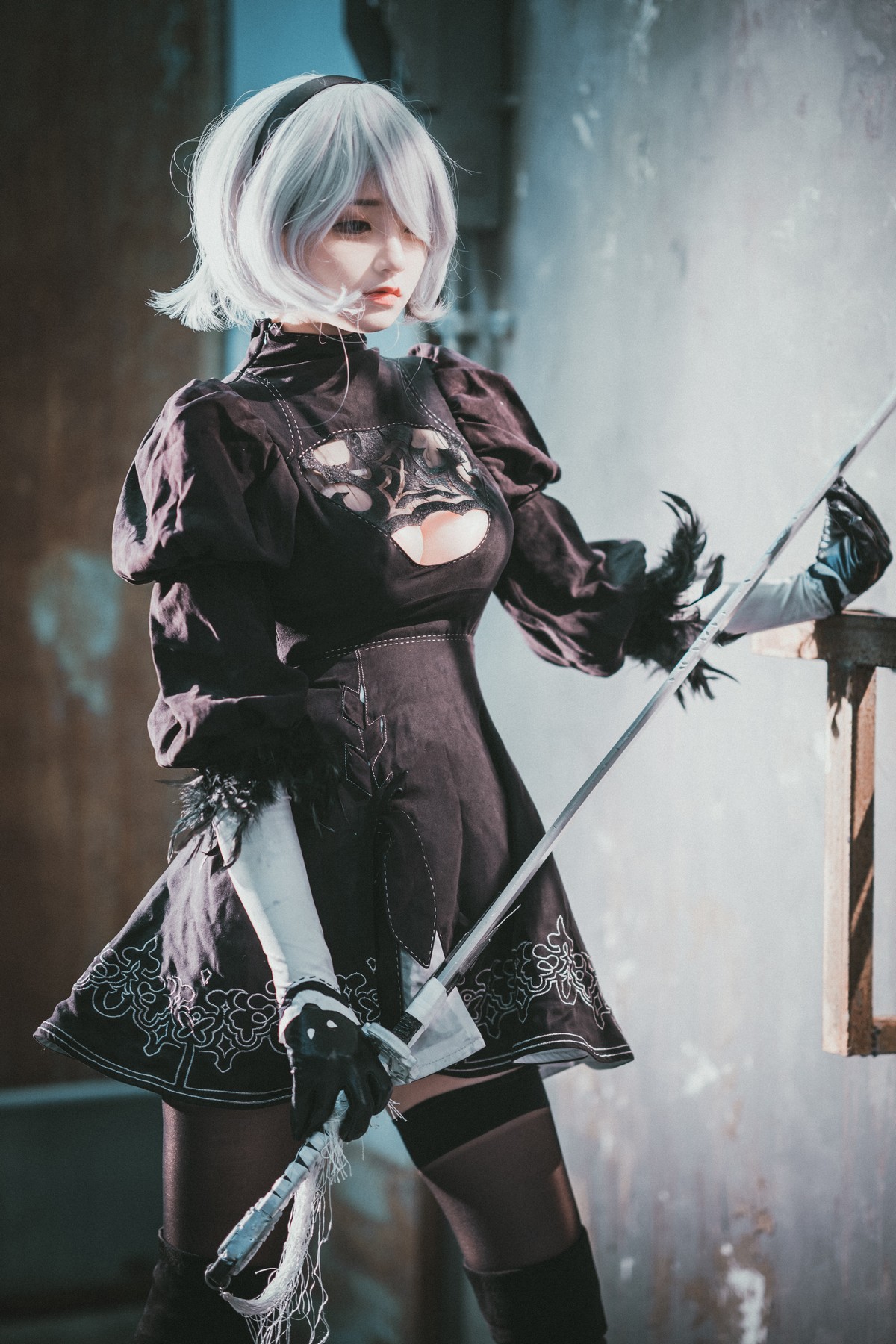 [DJAWA]No.131_模特Jenny_NieR Automata 2B主题黑色服饰露白色内裤秀翘臀诱惑写真47P_极品性感美女