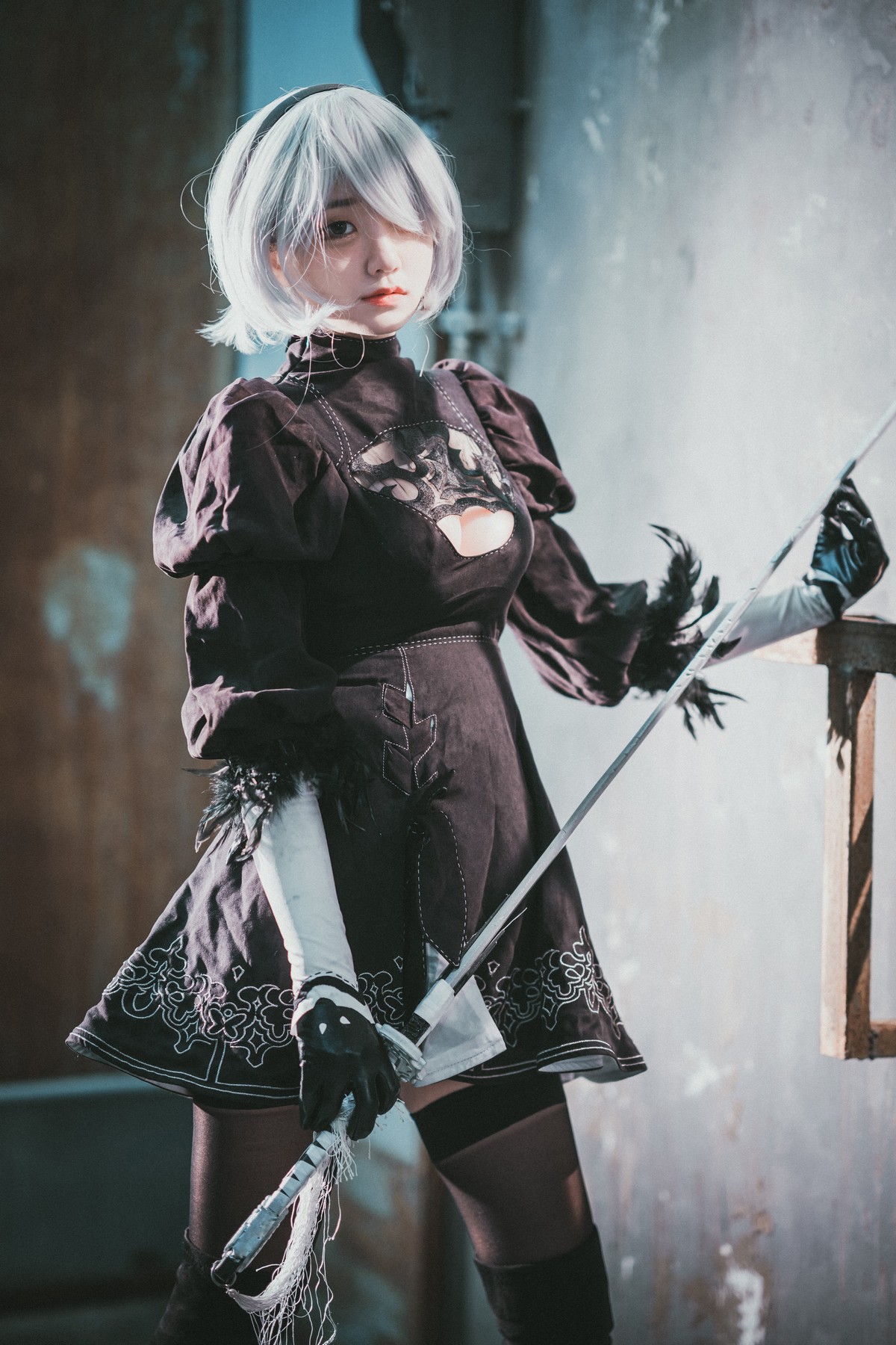 [DJAWA]No.131_模特Jenny_NieR Automata 2B主题黑色服饰露白色内裤秀翘臀诱惑写真47P_极品性感美女