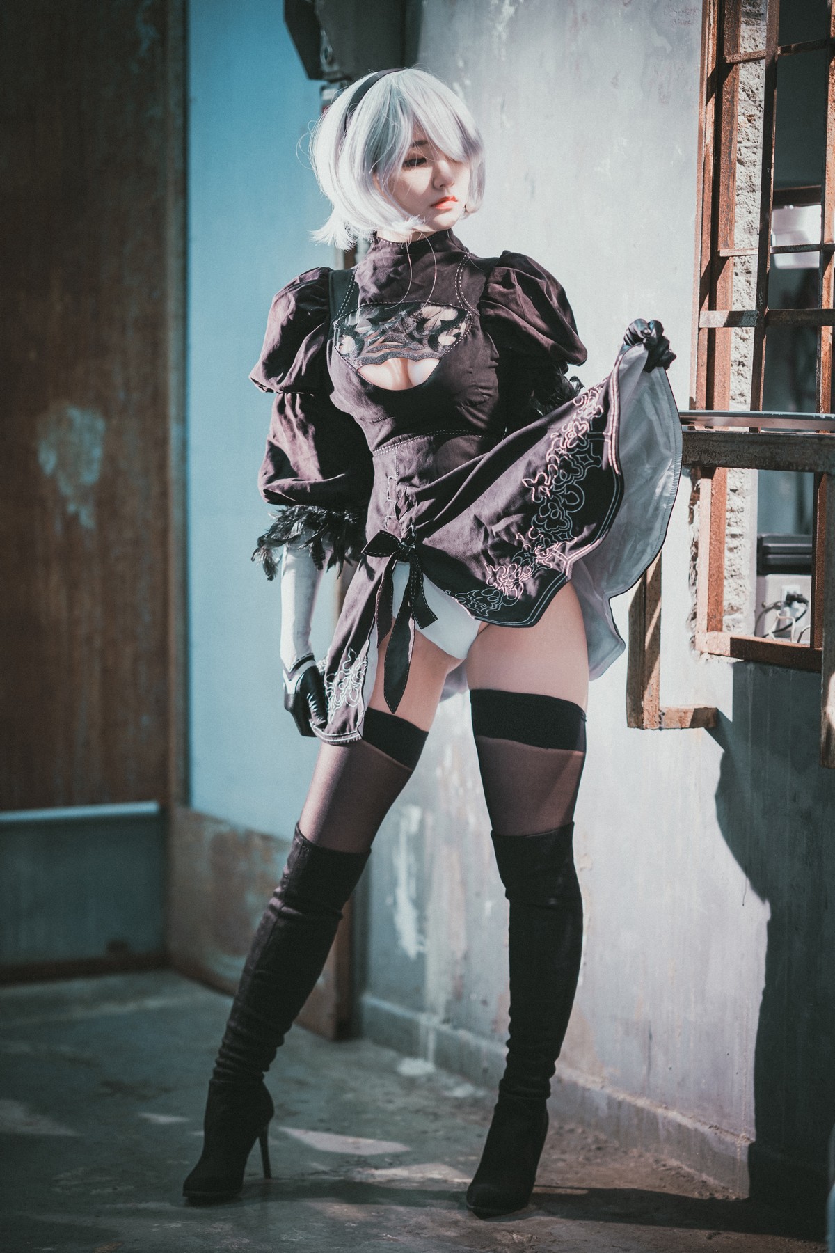 [DJAWA]No.131_模特Jenny_NieR Automata 2B主题黑色服饰露白色内裤秀翘臀诱惑写真47P_极品性感美女