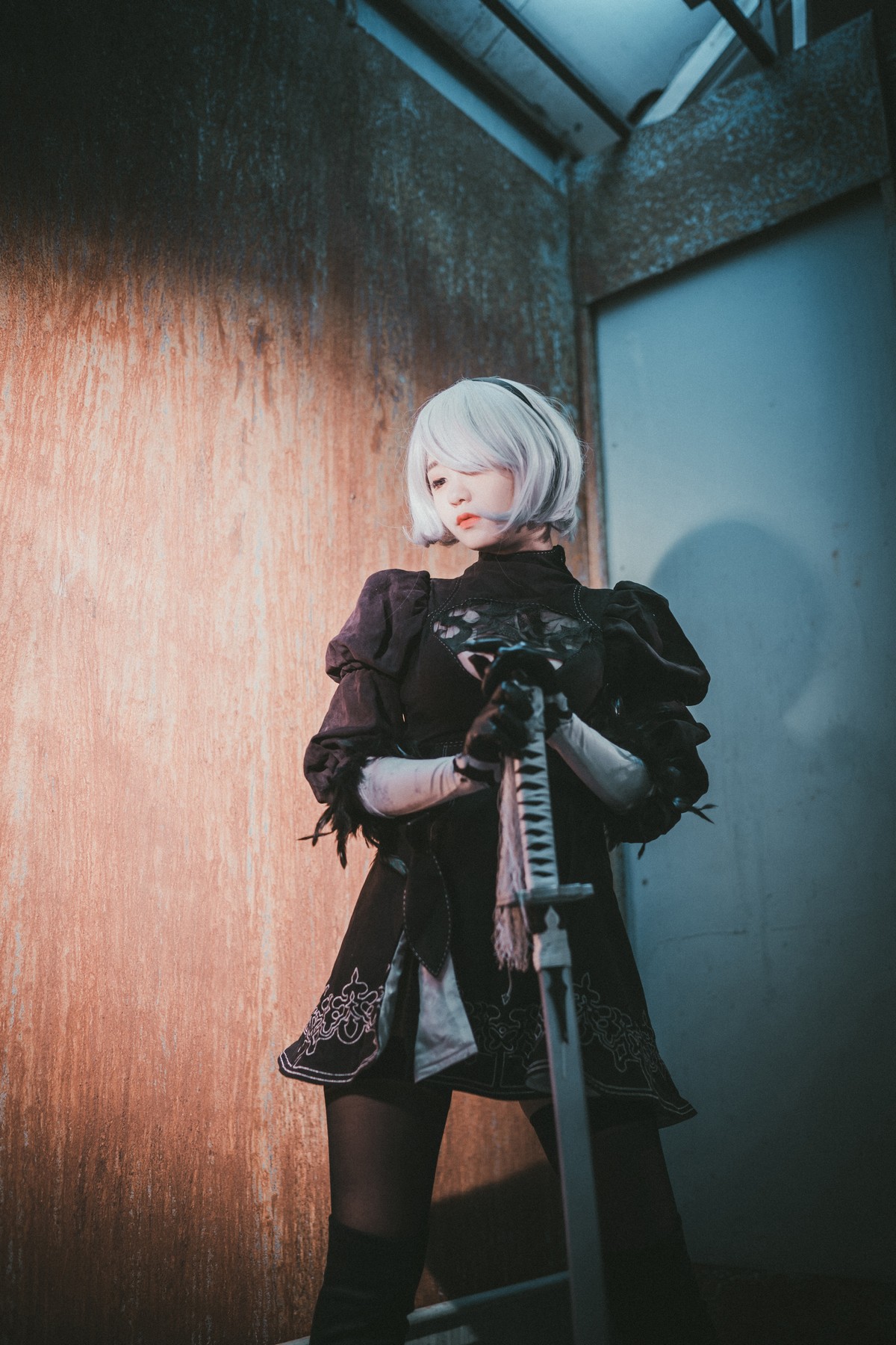 [DJAWA]No.131_模特Jenny_NieR Automata 2B主题黑色服饰露白色内裤秀翘臀诱惑写真47P_极品性感美女