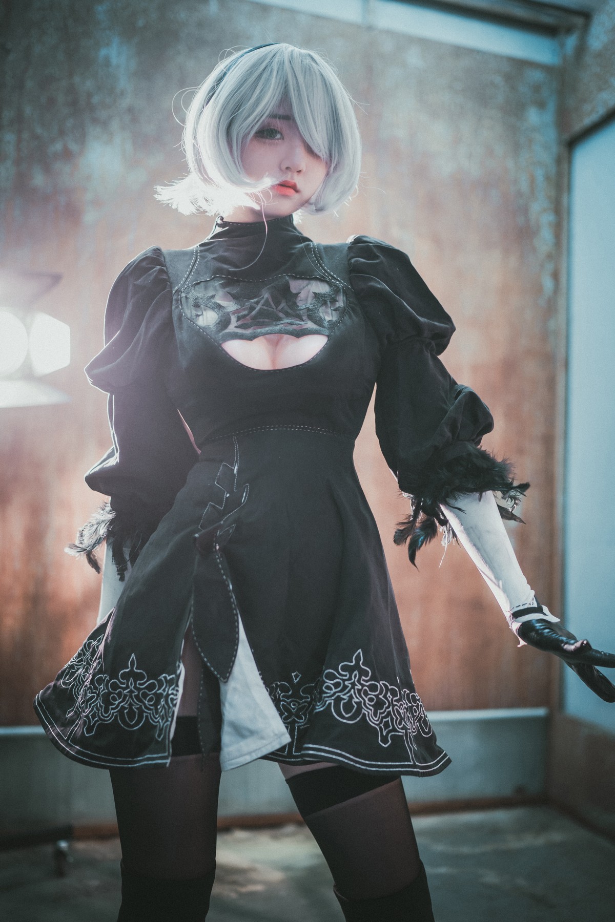 [DJAWA]No.131_模特Jenny_NieR Automata 2B主题黑色服饰露白色内裤秀翘臀诱惑写真47P_极品性感美女