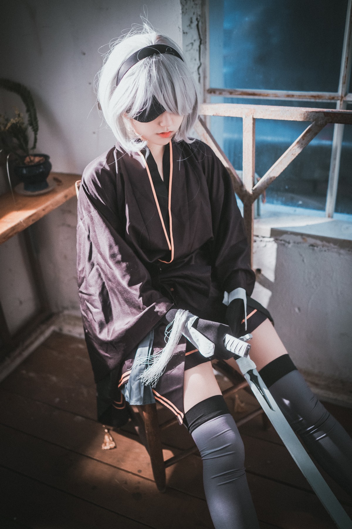 [DJAWA]No.131_模特Jenny_NieR Automata 2B主题黑色服饰露白色内裤秀翘臀诱惑写真47P_极品性感美女