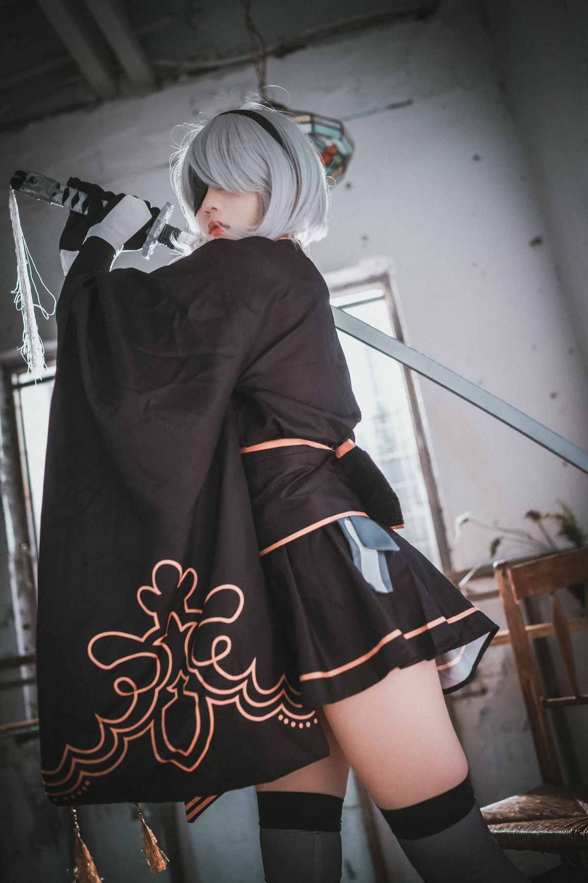 [DJAWA]No.131_模特Jenny_NieR Automata 2B主题黑色服饰露白色内裤秀翘臀诱惑写真47P_极品性感美女