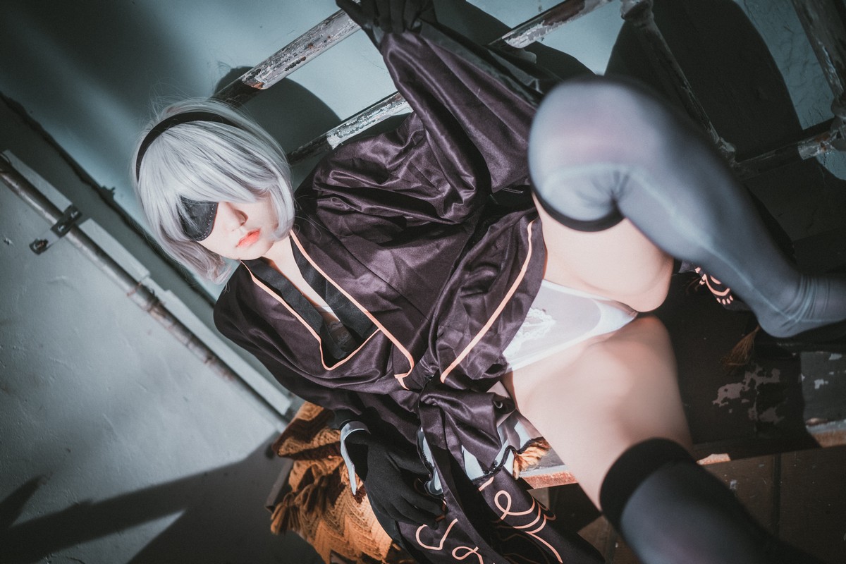 [DJAWA]No.131_模特Jenny_NieR Automata 2B主题黑色服饰露白色内裤秀翘臀诱惑写真47P_极品性感美女