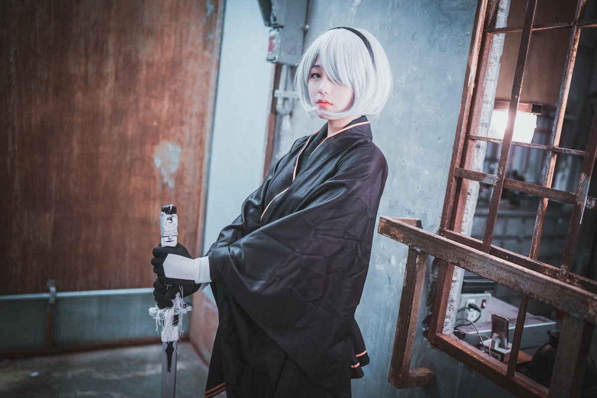 [DJAWA]No.131_模特Jenny_NieR Automata 2B主题黑色服饰露白色内裤秀翘臀诱惑写真47P_极品性感美女