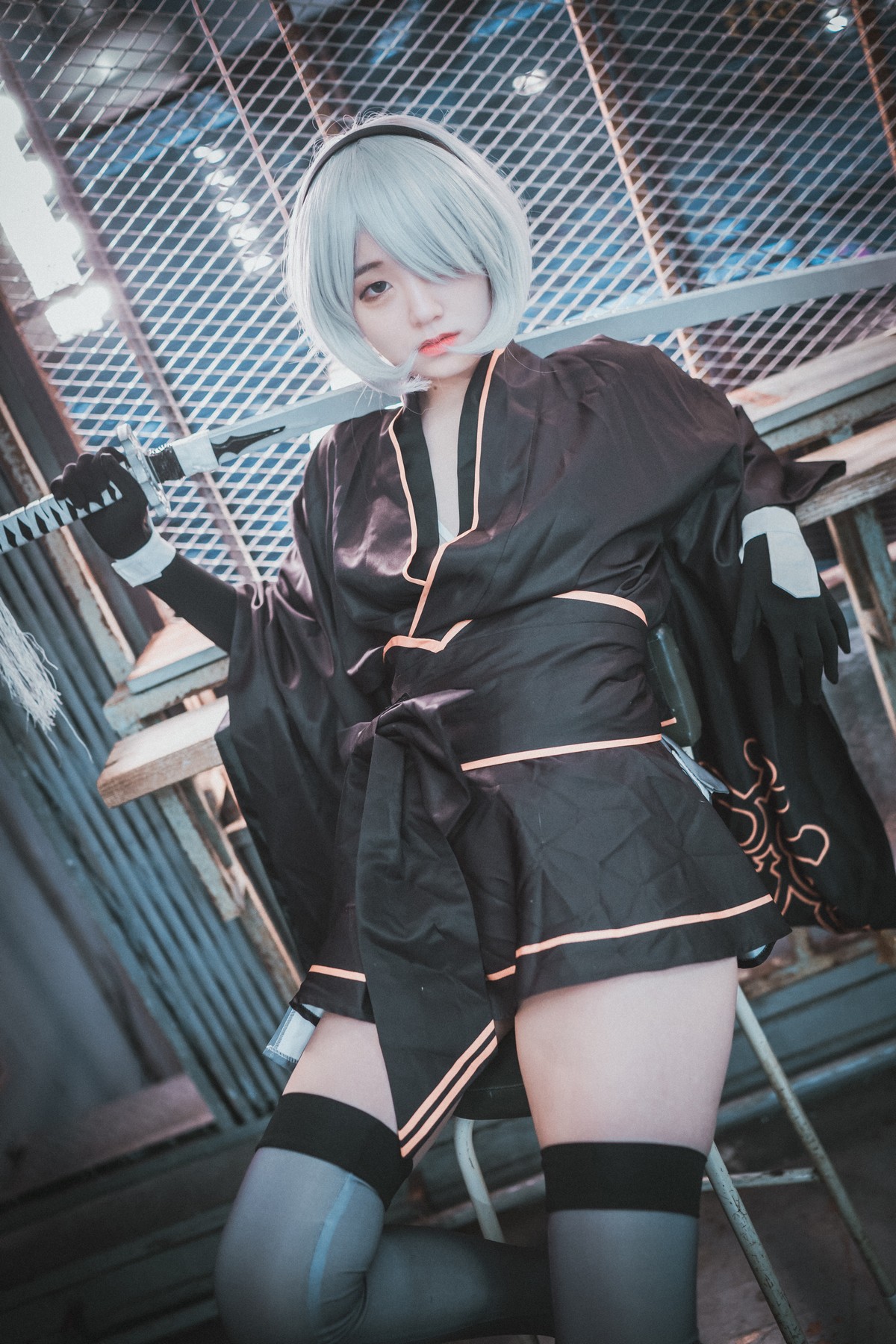 [DJAWA]No.131_模特Jenny_NieR Automata 2B主题黑色服饰露白色内裤秀翘臀诱惑写真47P_极品性感美女