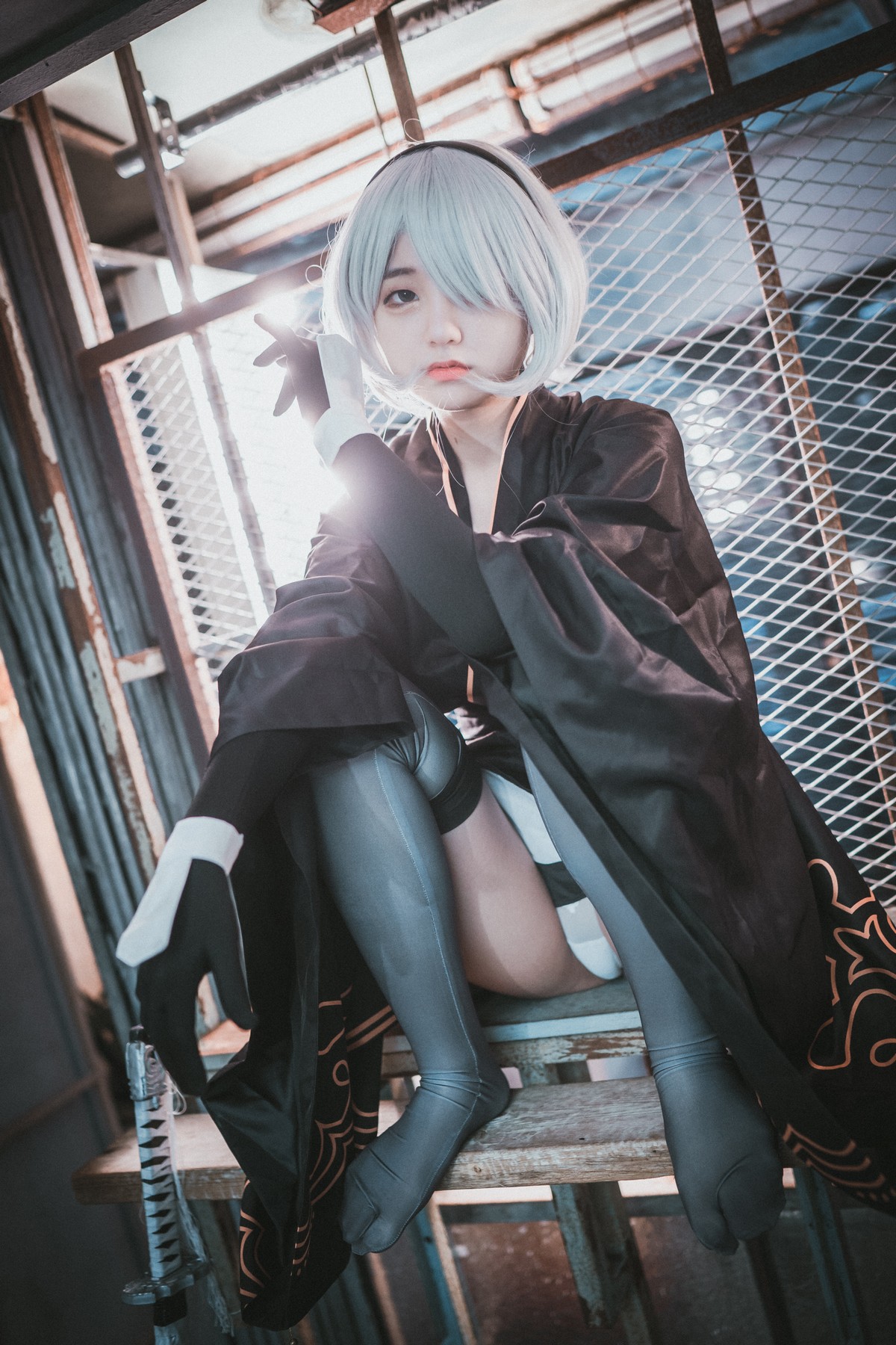 [DJAWA]No.131_模特Jenny_NieR Automata 2B主题黑色服饰露白色内裤秀翘臀诱惑写真47P_极品性感美女