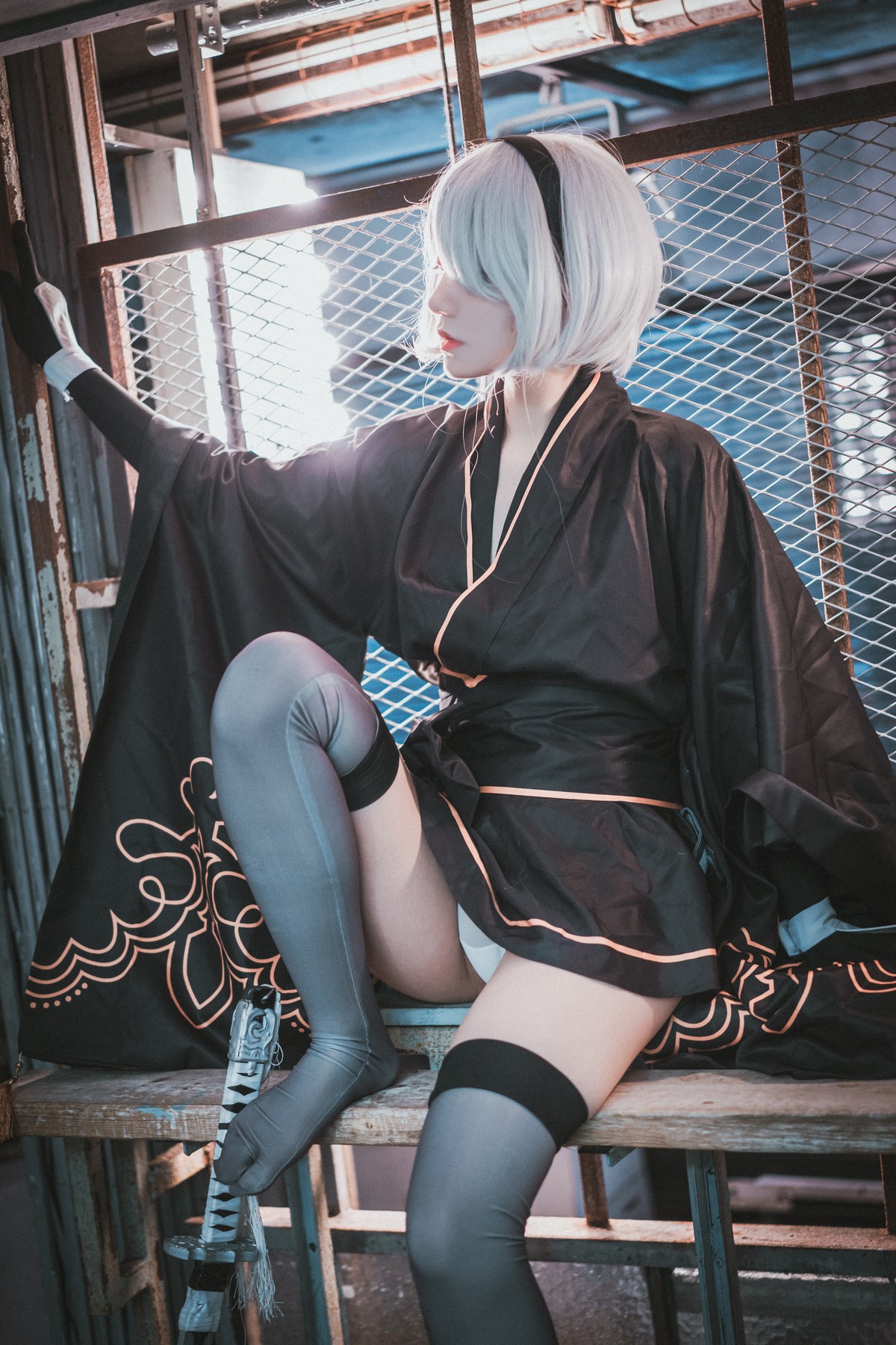 [DJAWA]No.131_模特Jenny_NieR Automata 2B主题黑色服饰露白色内裤秀翘臀诱惑写真47P_极品性感美女