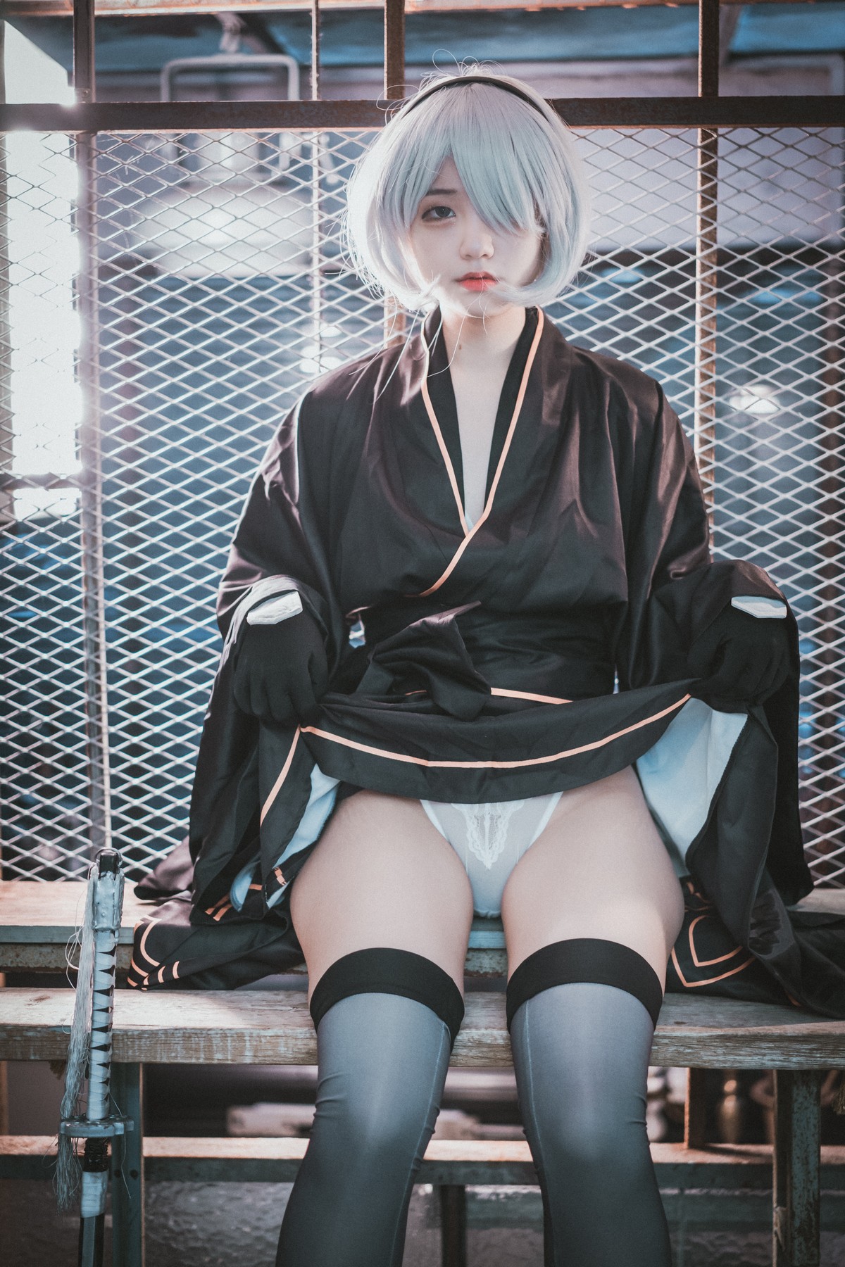 [DJAWA]No.131_模特Jenny_NieR Automata 2B主题黑色服饰露白色内裤秀翘臀诱惑写真47P_极品性感美女