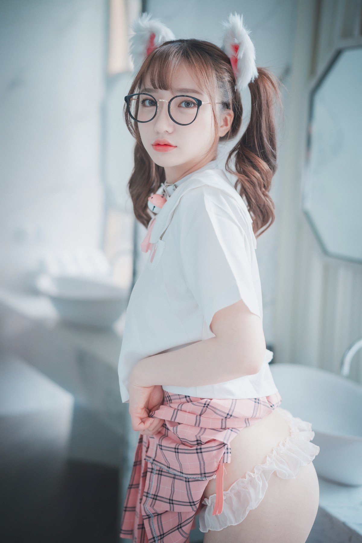 [DJAWA]No.125_模特Yeeun_Cute Pink主题私房半脱上衣露豪乳胶带遮点撩人诱惑写真50P_极品性感美女