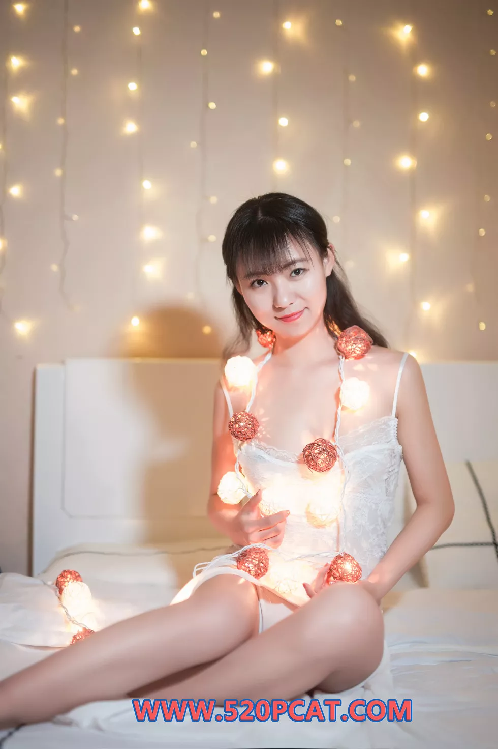 [PartyCat轰趴猫]No.114_白色蕾丝内衣美女居家床上缕空透视秀美乳激凸惹火诱惑写真36P_极品性感美女