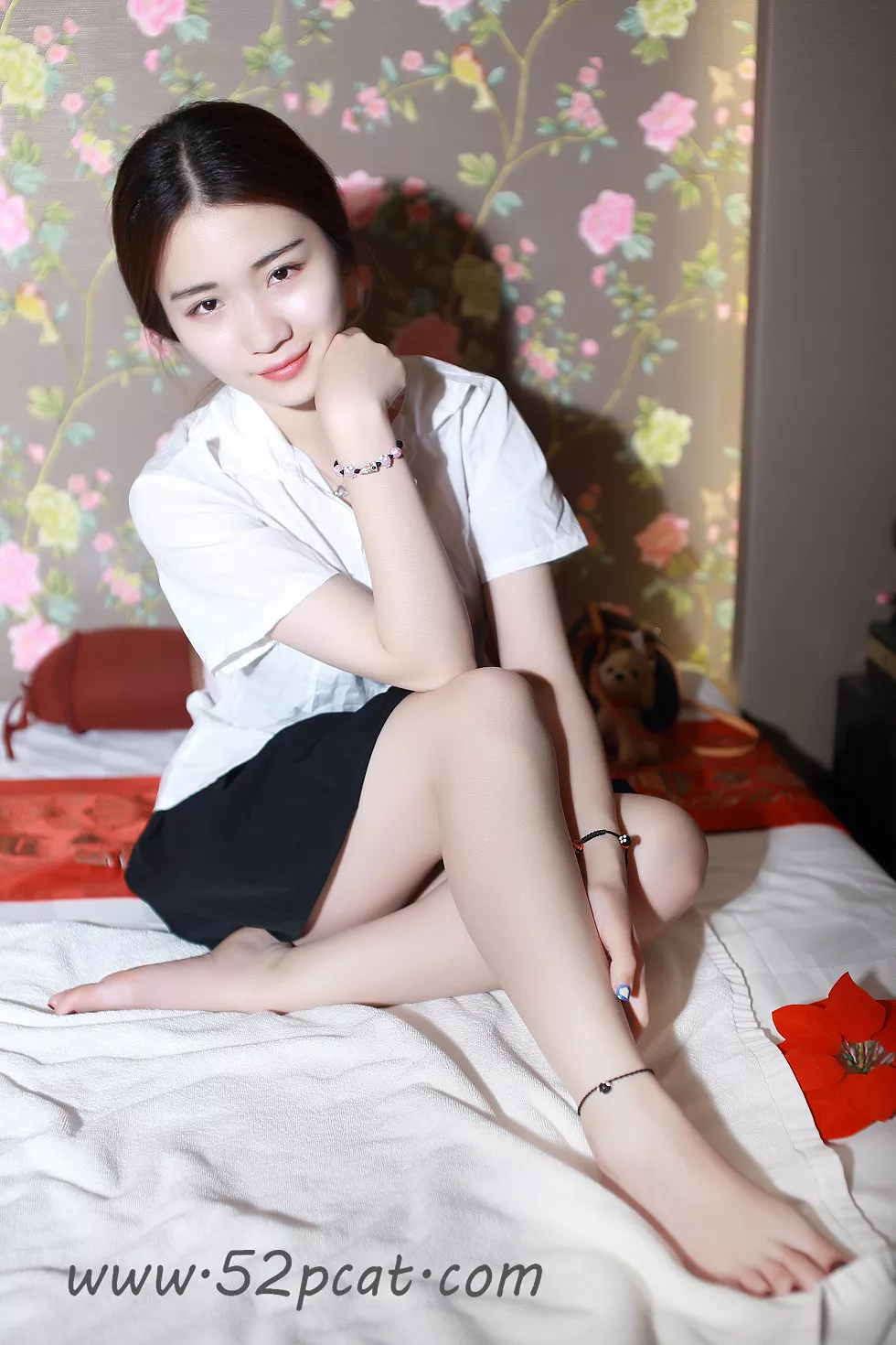 [PartyCat轰趴猫]No.083_靓丽美女居家床上性感黑色内衣半脱露豪乳遮点诱惑写真38P_极品性感美女