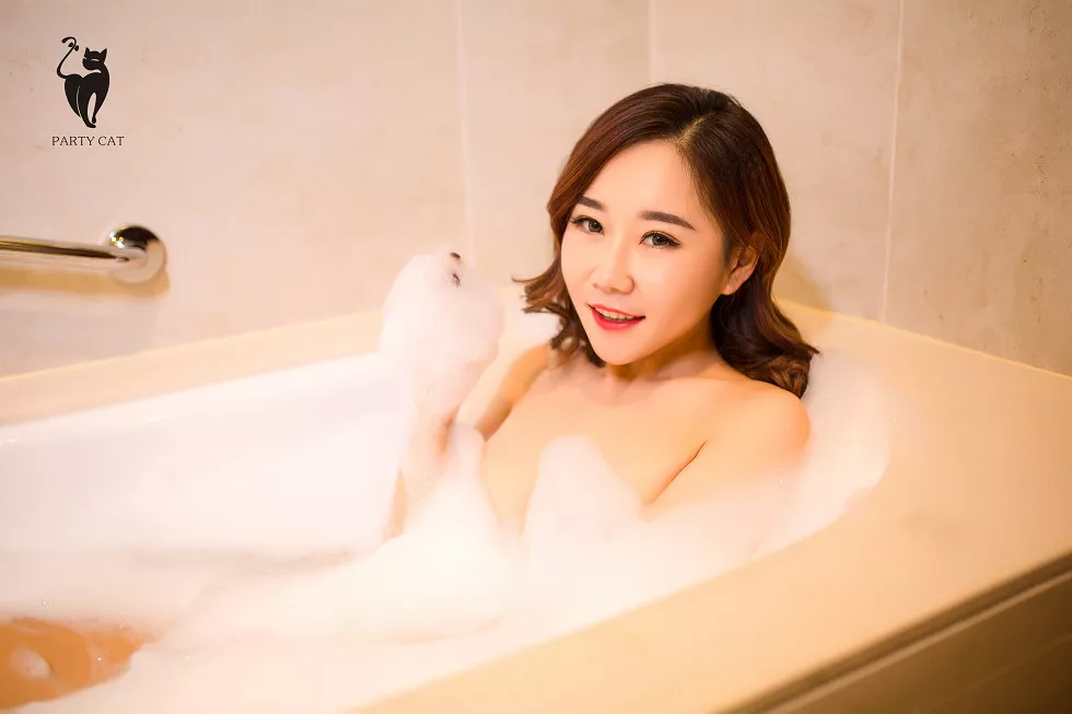 [PartyCat轰趴猫]No.051_嫩模棉花糖私房浴室里全裸泡泡浴露豪乳撩人诱惑写真53P_极品性感美女