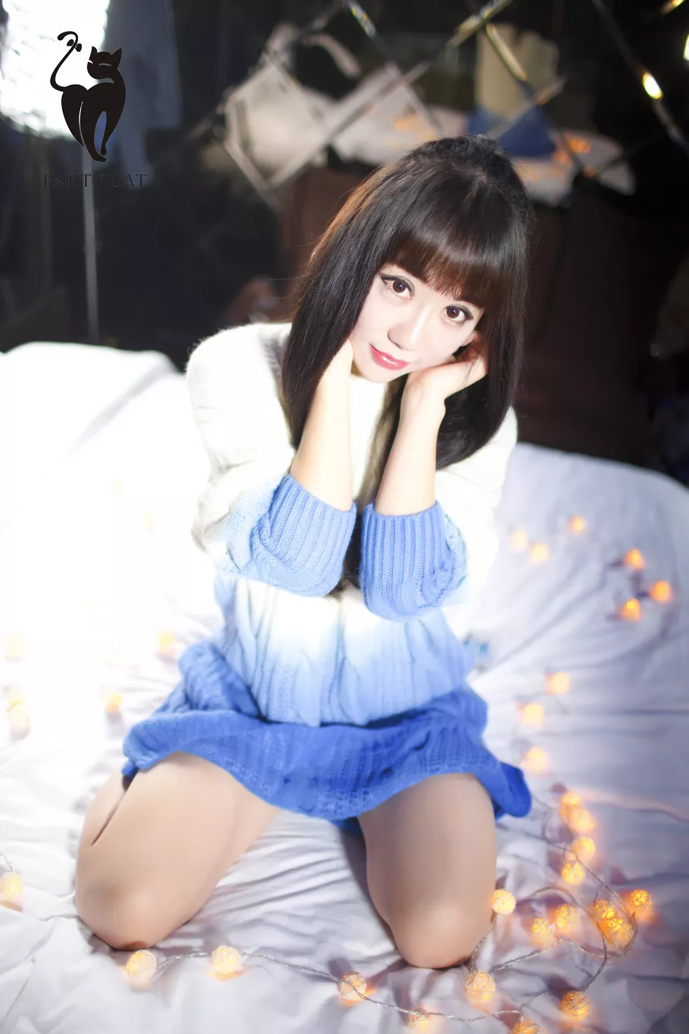 [PartyCat轟趴貓]No.055_嫩模小美女私房床上大尺度全裸彩燈纏身撩人誘惑寫真26P_極品性感美女