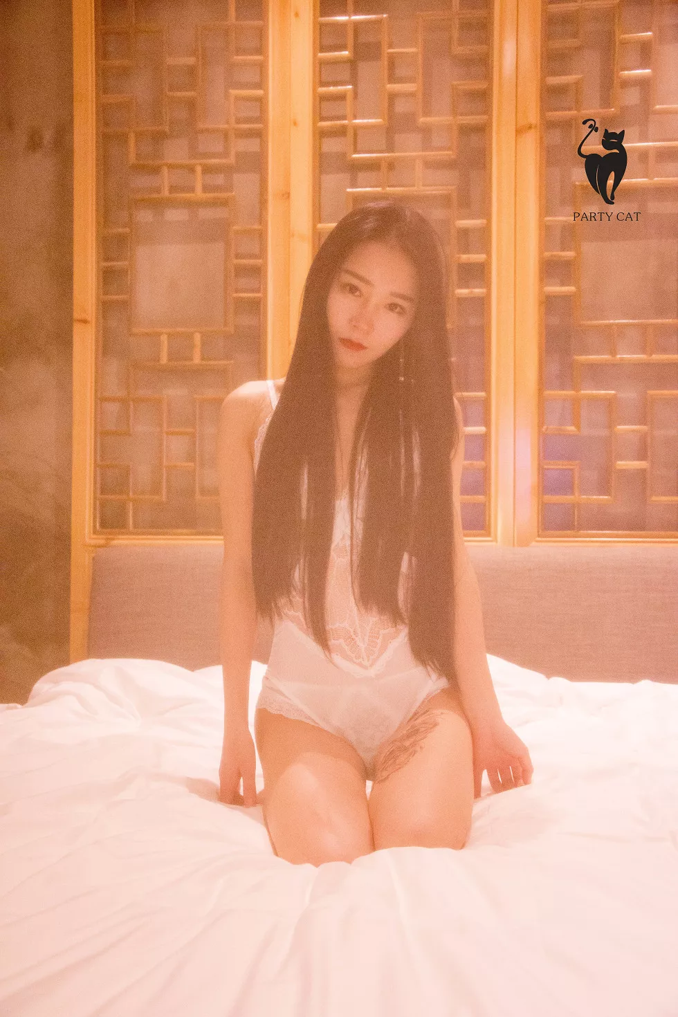 [PartyCat轰趴猫]No.035_白色蕾丝内衣妹子私房床上半脱秀性感美背迷人诱惑写真50P_极品性感美女