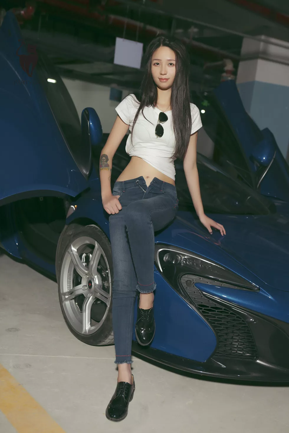 [PartyCat轰趴猫]No.007_紧身牛仔裤妹子居家床上撩衣真空半露豪乳诱惑写真33P_极品性感美女