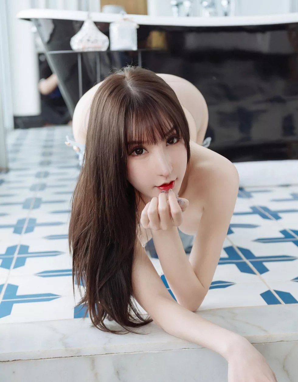 [HuaYang花漾]Vol.246_女神周于希Sandy云南旅拍私房无内肉丝裤袜秀翘臀惹火诱惑写真70P_极品性感美女