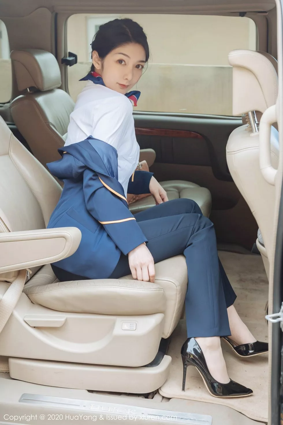 [HuaYang花漾]Vol.248_女神Angela小热巴云南旅拍职业装车拍开档肉丝裤袜诱惑写真53P_极品性感美女