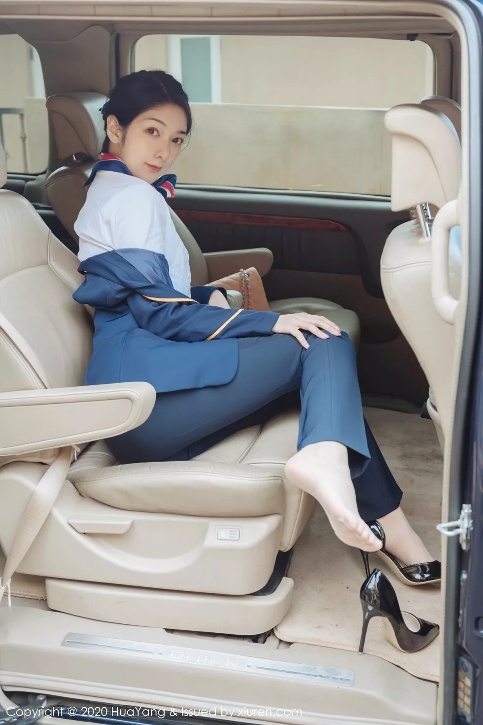 [HuaYang花漾]Vol.248_女神Angela小热巴云南旅拍职业装车拍开档肉丝裤袜诱惑写真53P_极品性感美女