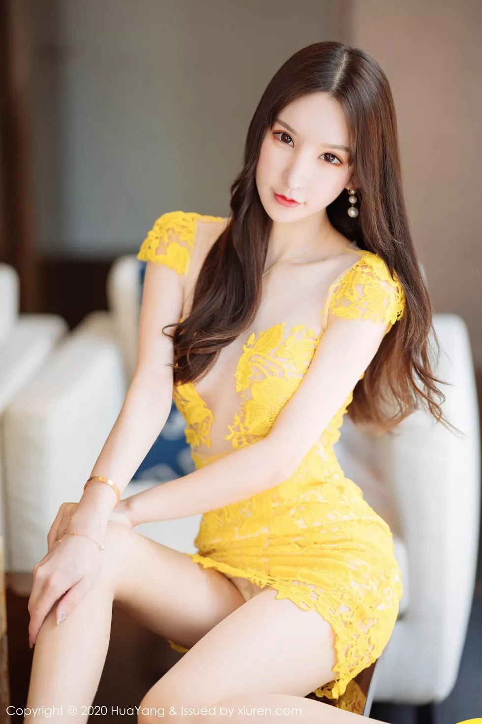 [HuaYang花漾]Vol.253_女神周于希Sandy三亚旅拍黄色镂空短裙秀火辣身材诱惑写真61P_极品性感美女