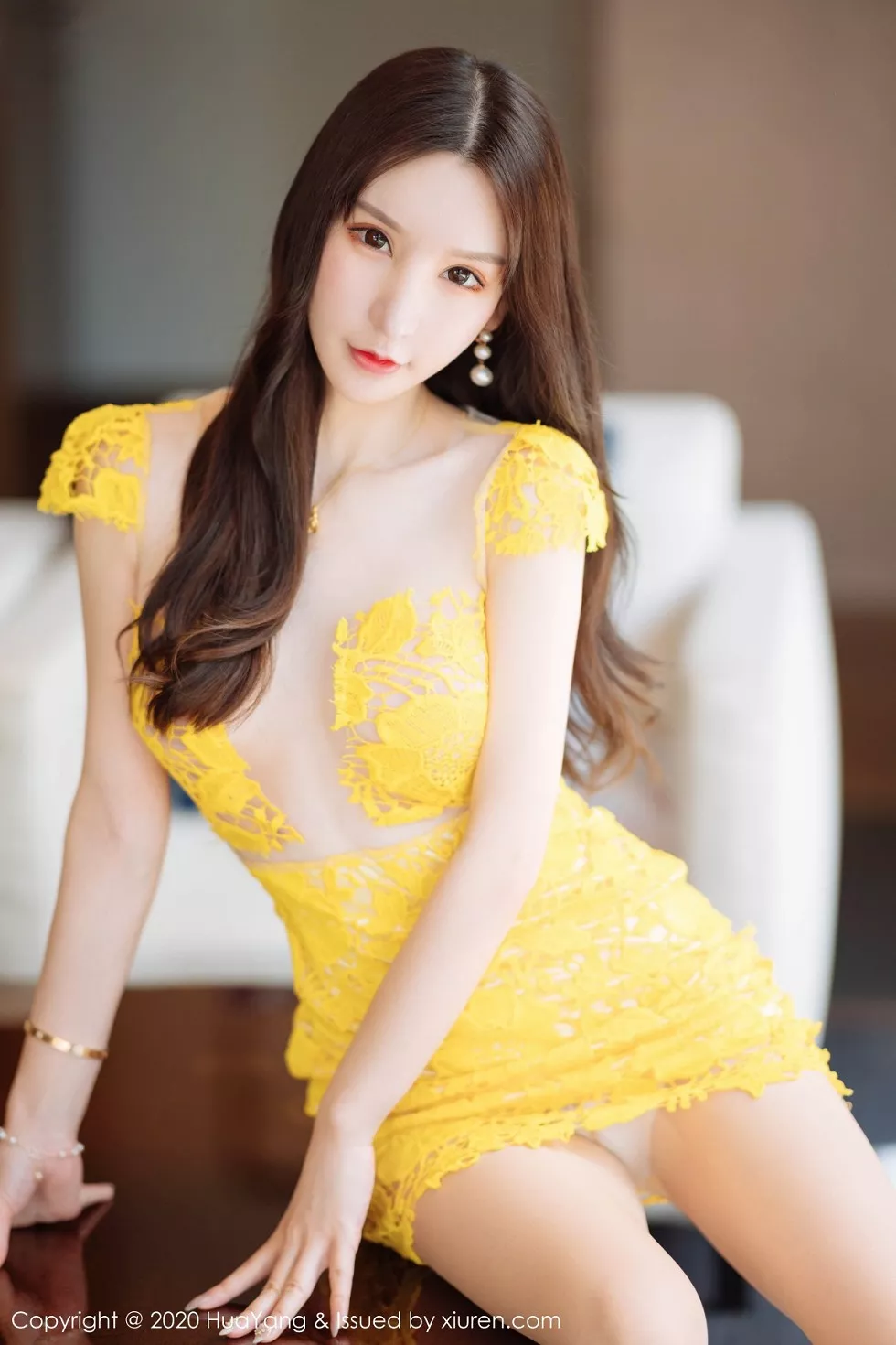 [HuaYang花漾]Vol.253_女神周于希Sandy三亚旅拍黄色镂空短裙秀火辣身材诱惑写真61P_极品性感美女