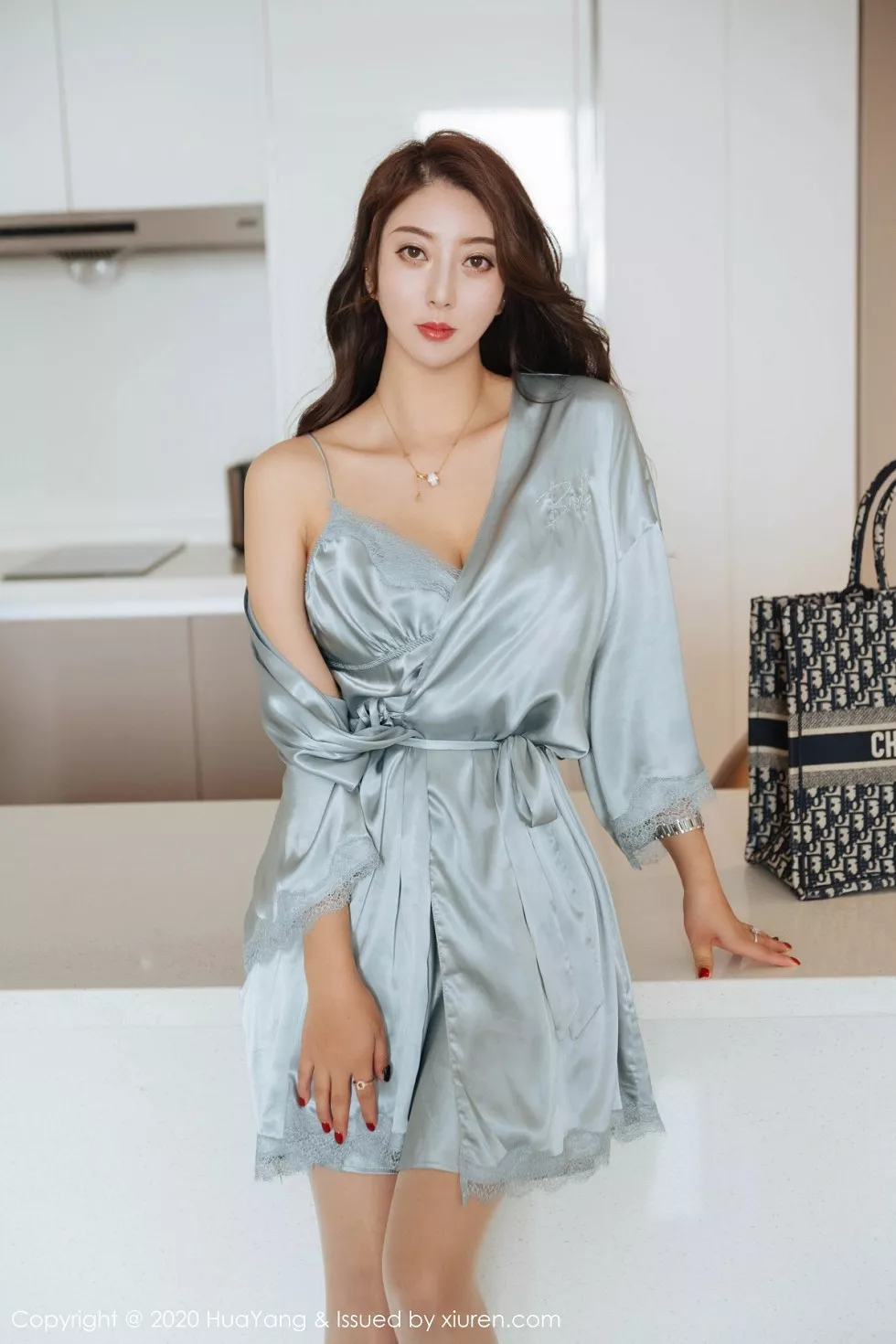 [HuaYang花漾]Vol.275_嫩模李夫人私房脱典雅吊裙露性感黑色内衣肉丝裤袜诱惑写真51P_极品性感美女