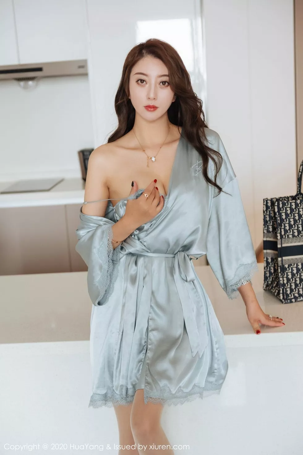 [HuaYang花漾]Vol.275_嫩模李夫人私房脱典雅吊裙露性感黑色内衣肉丝裤袜诱惑写真51P_极品性感美女